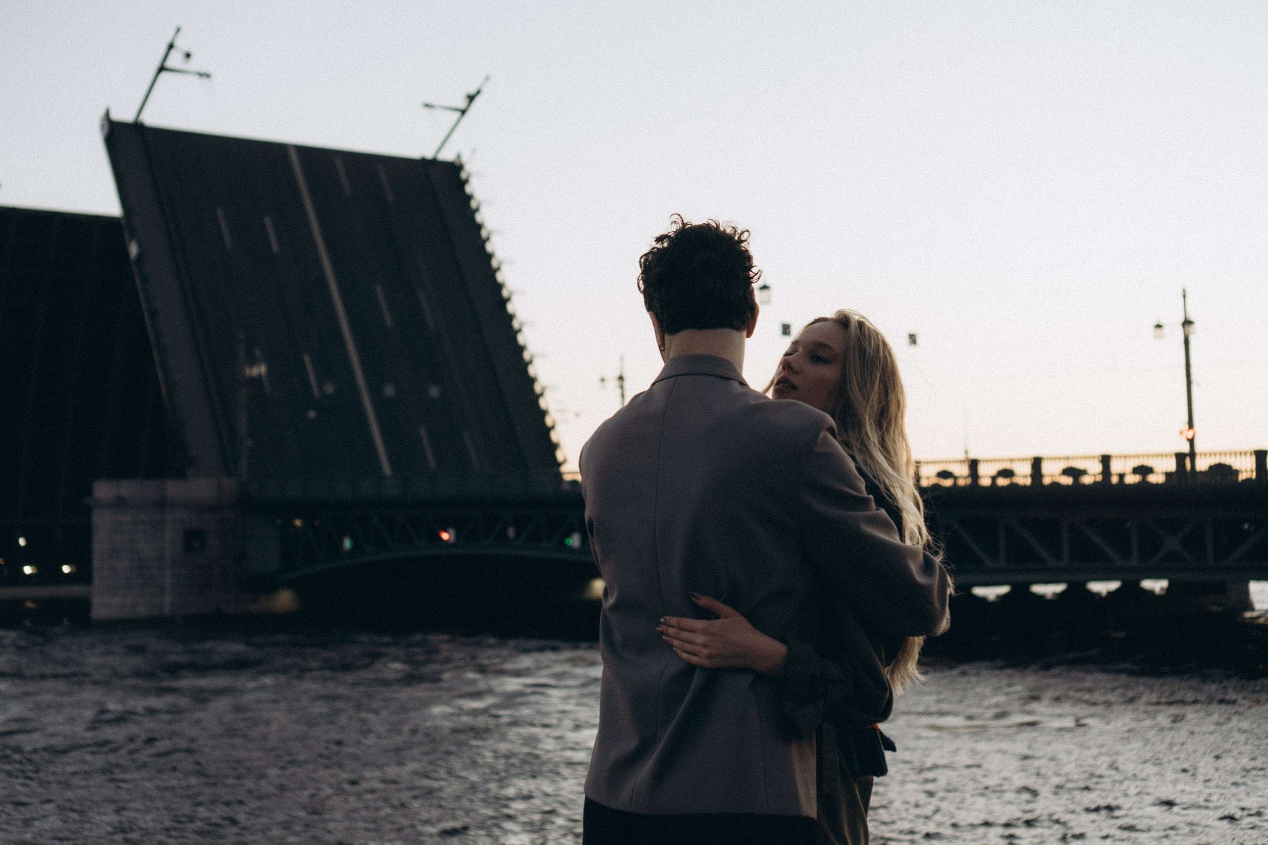 СВАДЕБНАЯ СЬЕМКА ПАРЫ НА РАССВЕТЕ В БЕЛЫЕ НОЧИ И ПРОГУЛКА С РАЗВОДНЫМИ МОСТАМИ И ПИКНИК ВОЗЛЕ ИСАКИЕВСКОГО СОБОРА. Профессиональный фотограф, Санкт-Петербург — Виктория Богомолова