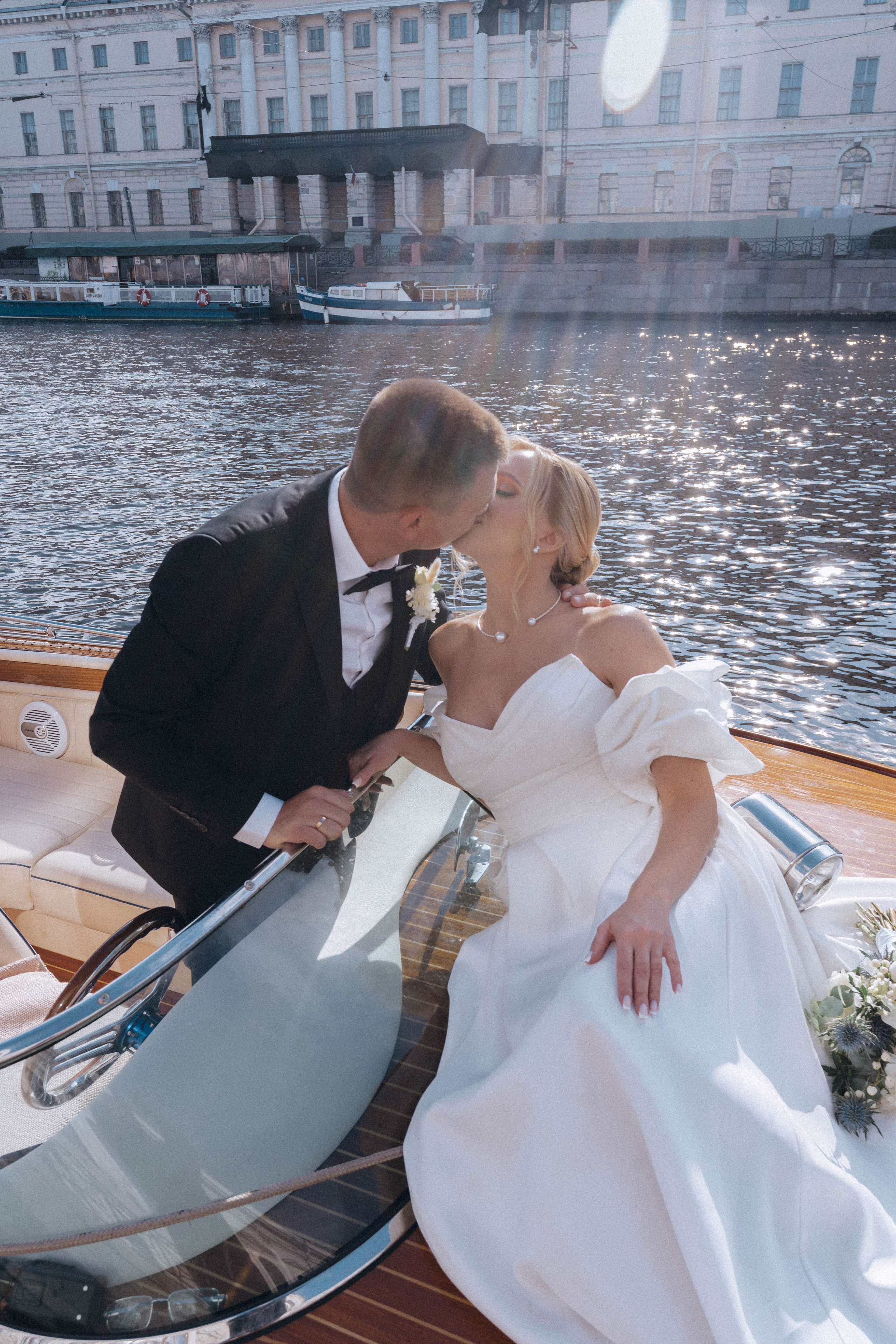 СВАДЕНБНАЯ СЬЕМКА НА КАТЕРЕ ПО КАНАЛАМ САНКТ-ПЕТЕРБУРГА И В АКВАТОРИИ НЕВЫ. Профессиональный фотограф, Санкт-Петербург — Виктория Богомолова
