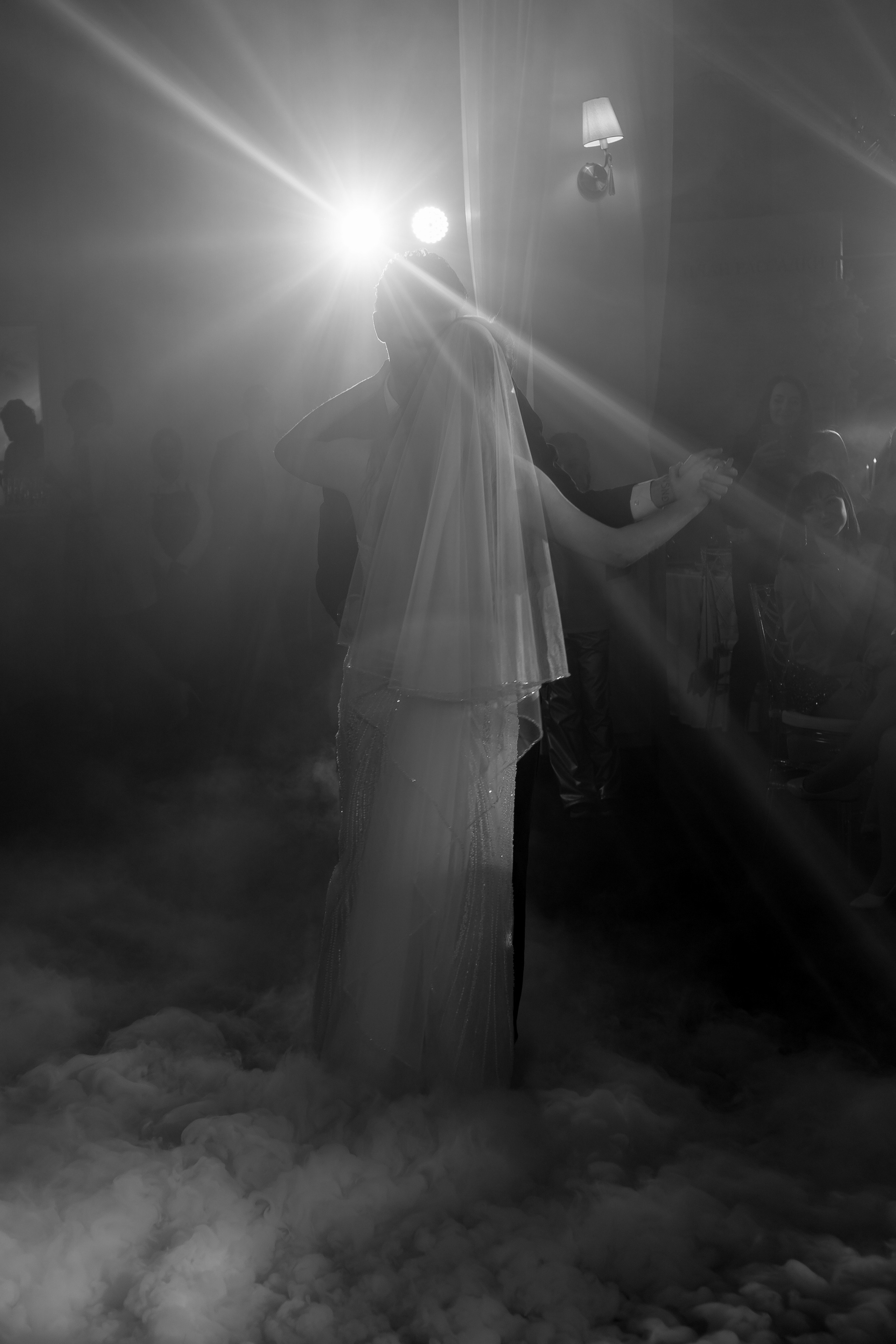 ПЕРВЫЙ ТАНЕЦ МОЛОДЫХ НА БАНКЕТЕ. ТРОГАТЕЛЬНЫЙ МОМЕНТ (СНЯТО В СИБИРЕ В НИЖНЕВАРТОВСКЕ). Профессиональный фотограф, Санкт-Петербург — Виктория Богомолова