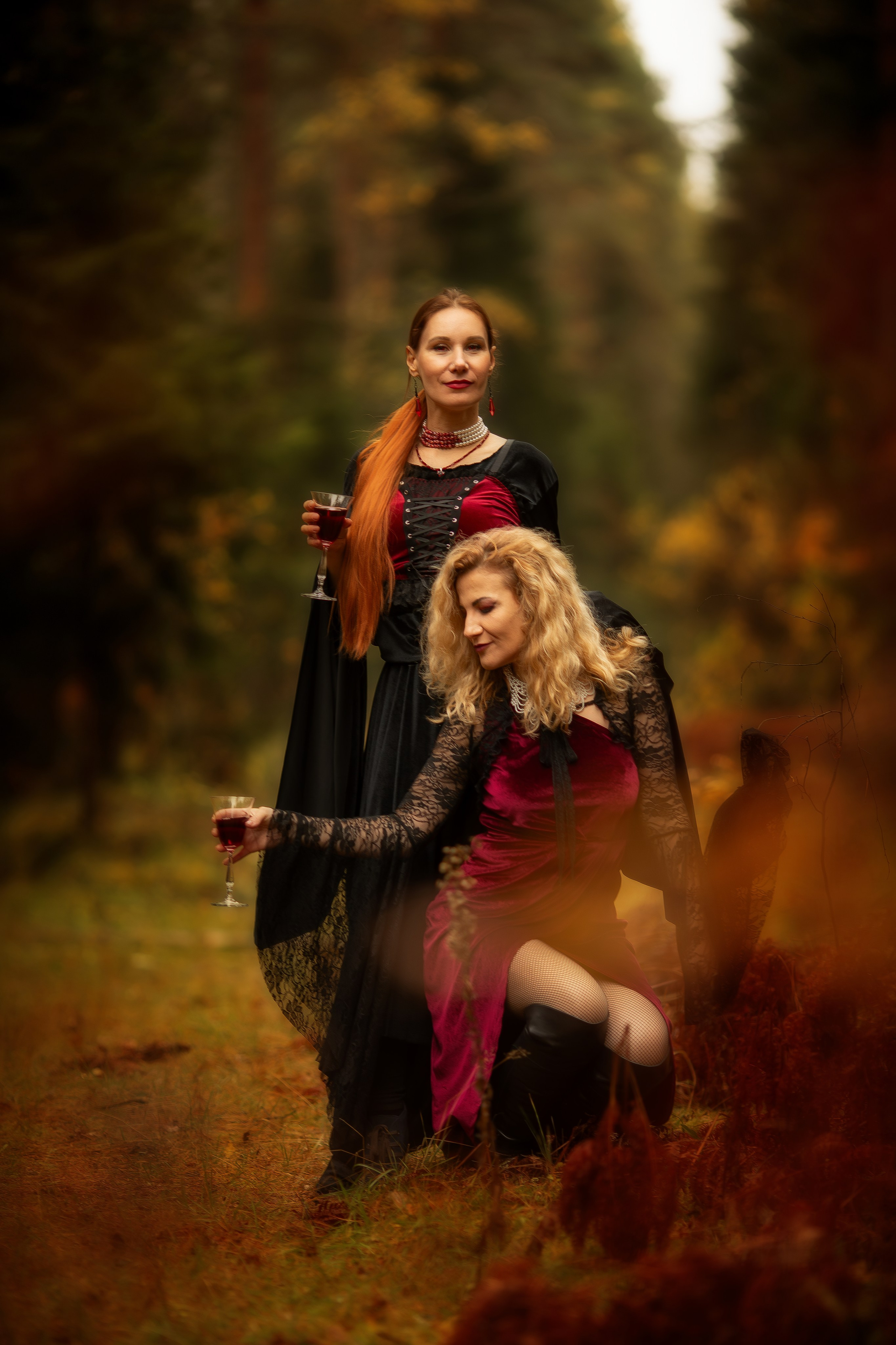 Фотопроект «Вампиры» — тёмная эстетика, осень и красный свет. Фотограф Анна Грошикова — авторская съёмка на рассвете и закате в Москве, Мытищах, Солнечногорске и Московской области