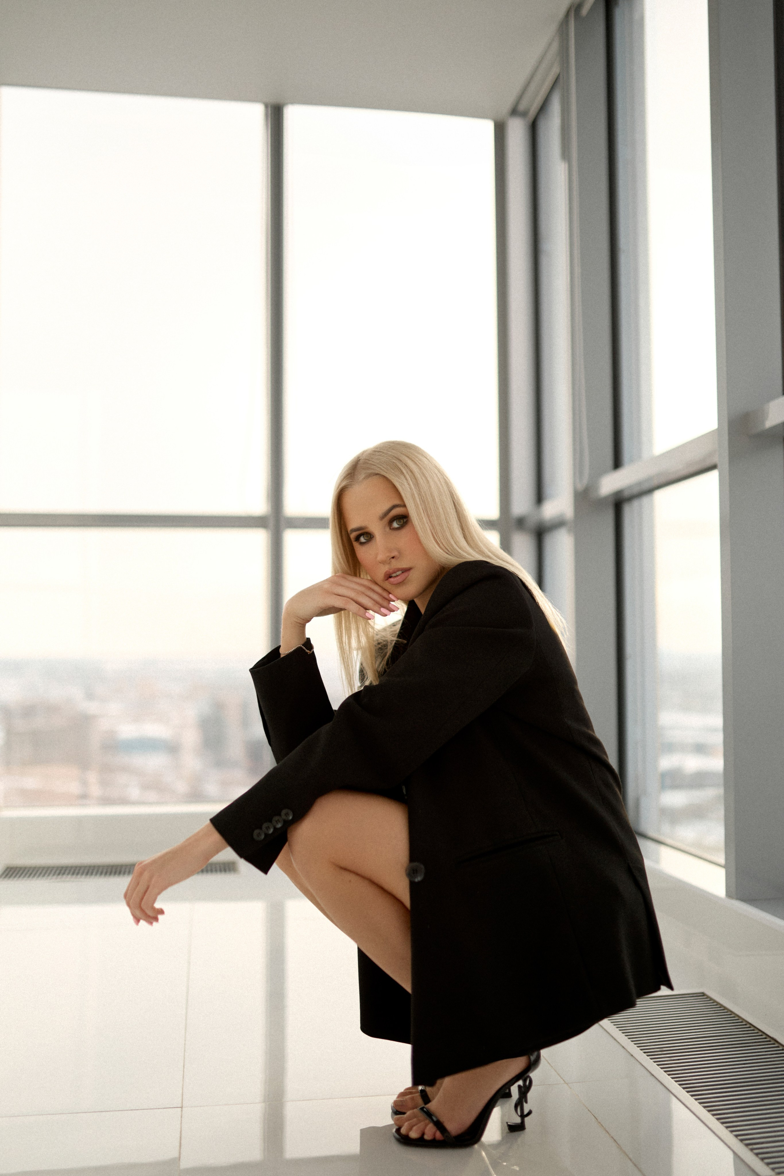 Профессиональная фотосессия в студии с красивым видом на город. Сестры Карабаза. Фотографы и ретушеры в Москве и Санкт-Петербурге