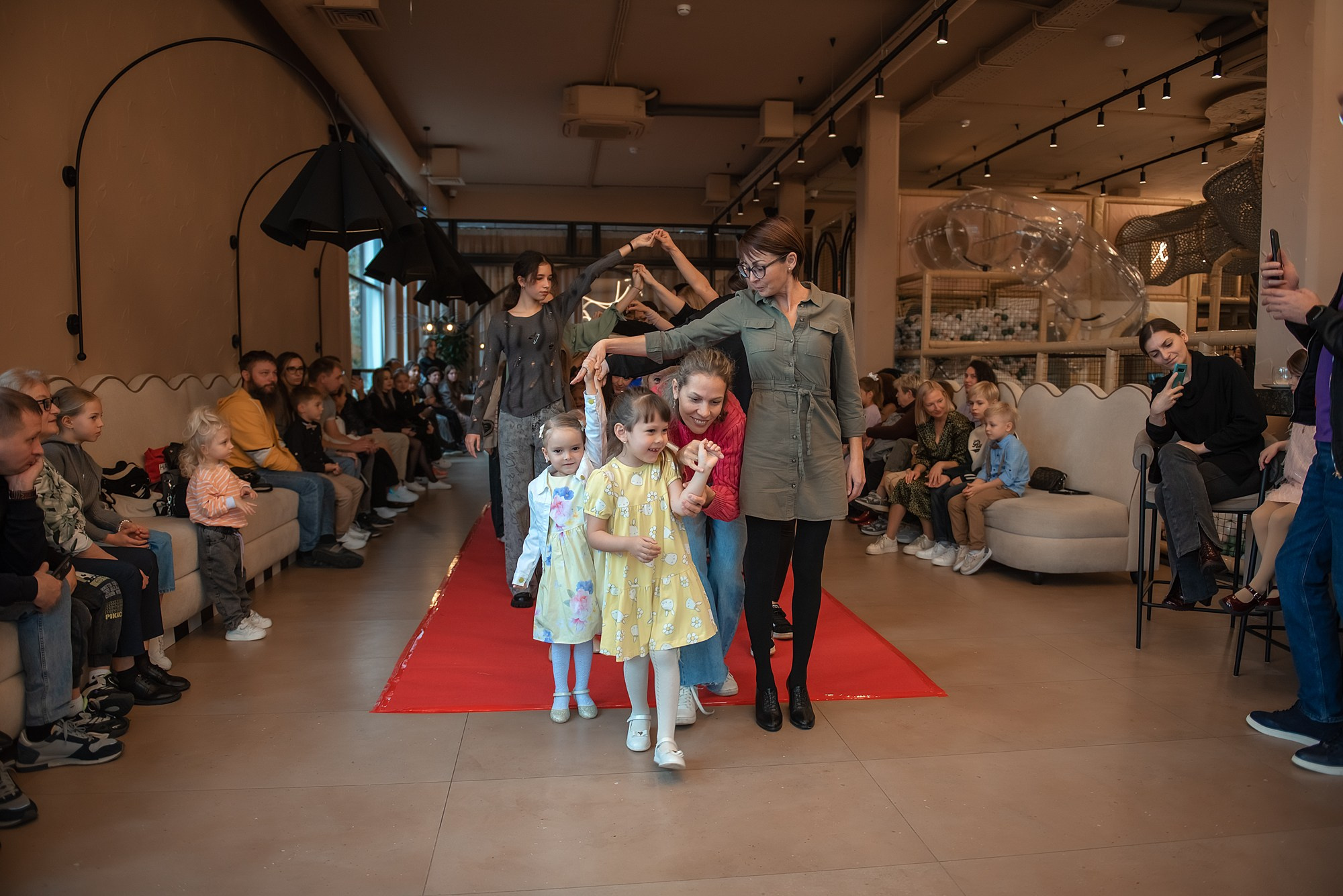 HAPPYkids дефиле в день мамы. Семейный и коммерческий фотограф в Сочи Александр Бодунов