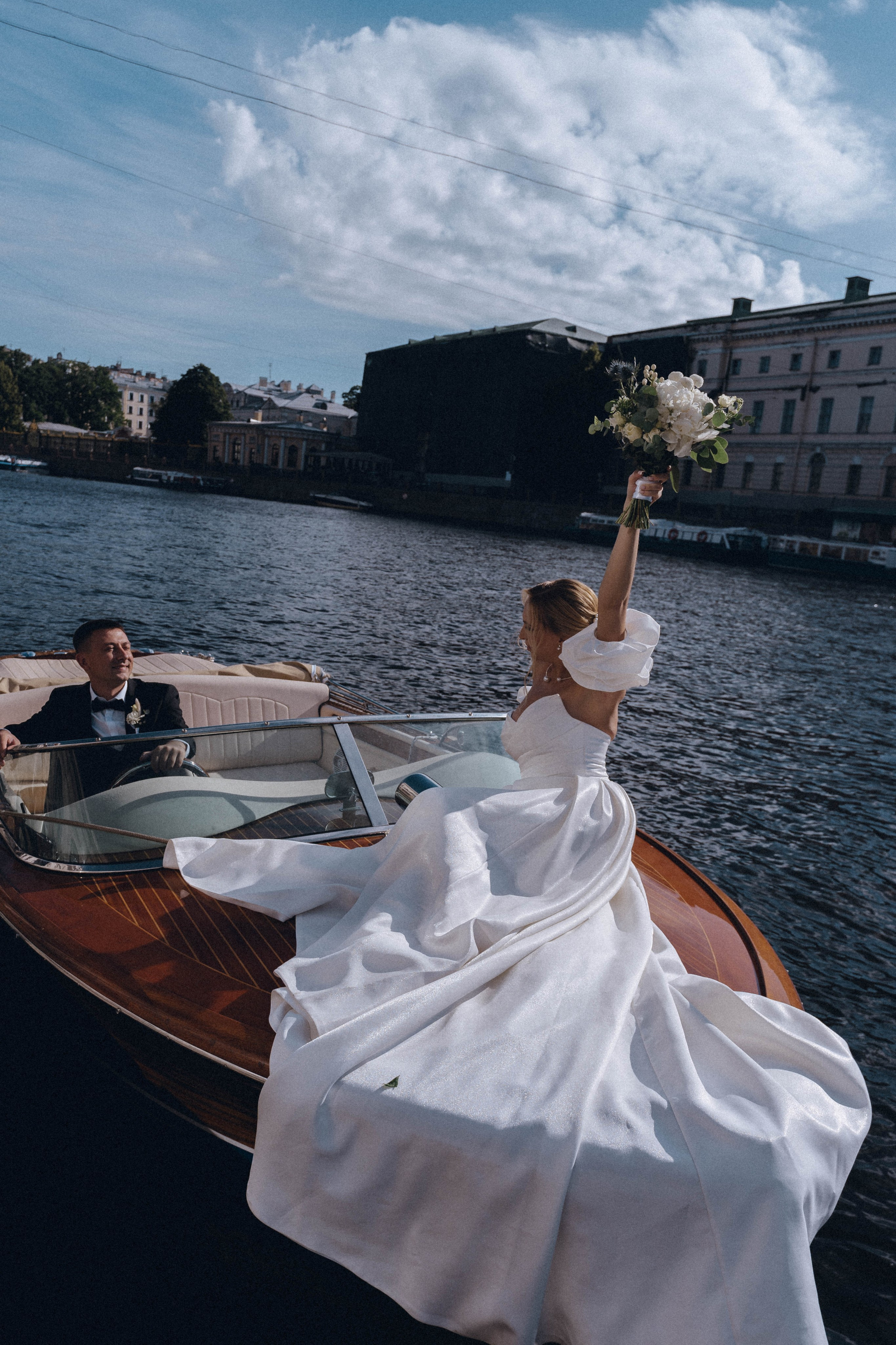 СВАДЕНБНАЯ СЬЕМКА НА КАТЕРЕ ПО КАНАЛАМ САНКТ-ПЕТЕРБУРГА И В АКВАТОРИИ НЕВЫ. Профессиональный фотограф, Санкт-Петербург — Виктория Богомолова