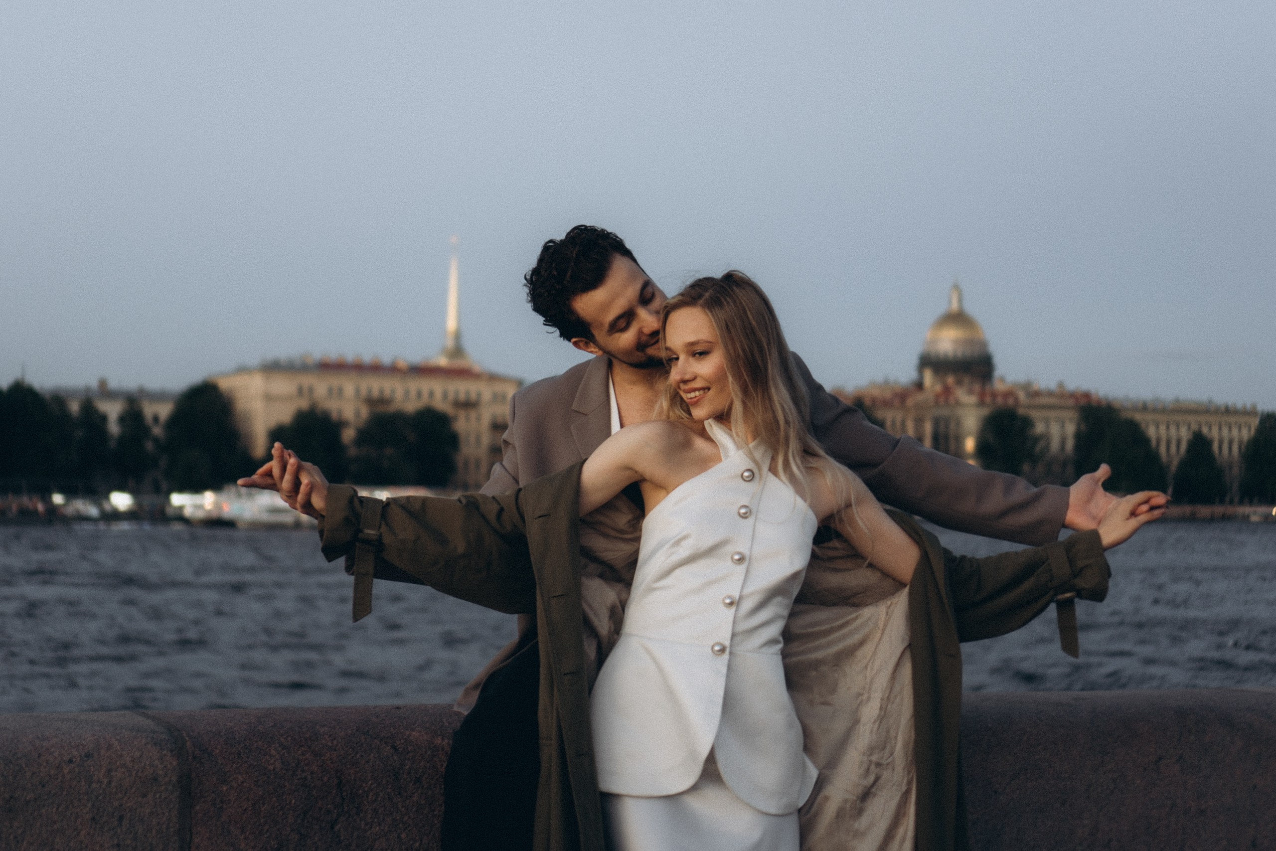 СВАДЕБНАЯ СЬЕМКА ПАРЫ НА РАССВЕТЕ В БЕЛЫЕ НОЧИ И ПРОГУЛКА С РАЗВОДНЫМИ МОСТАМИ И ПИКНИК ВОЗЛЕ ИСАКИЕВСКОГО СОБОРА. Профессиональный фотограф, Санкт-Петербург — Виктория Богомолова
