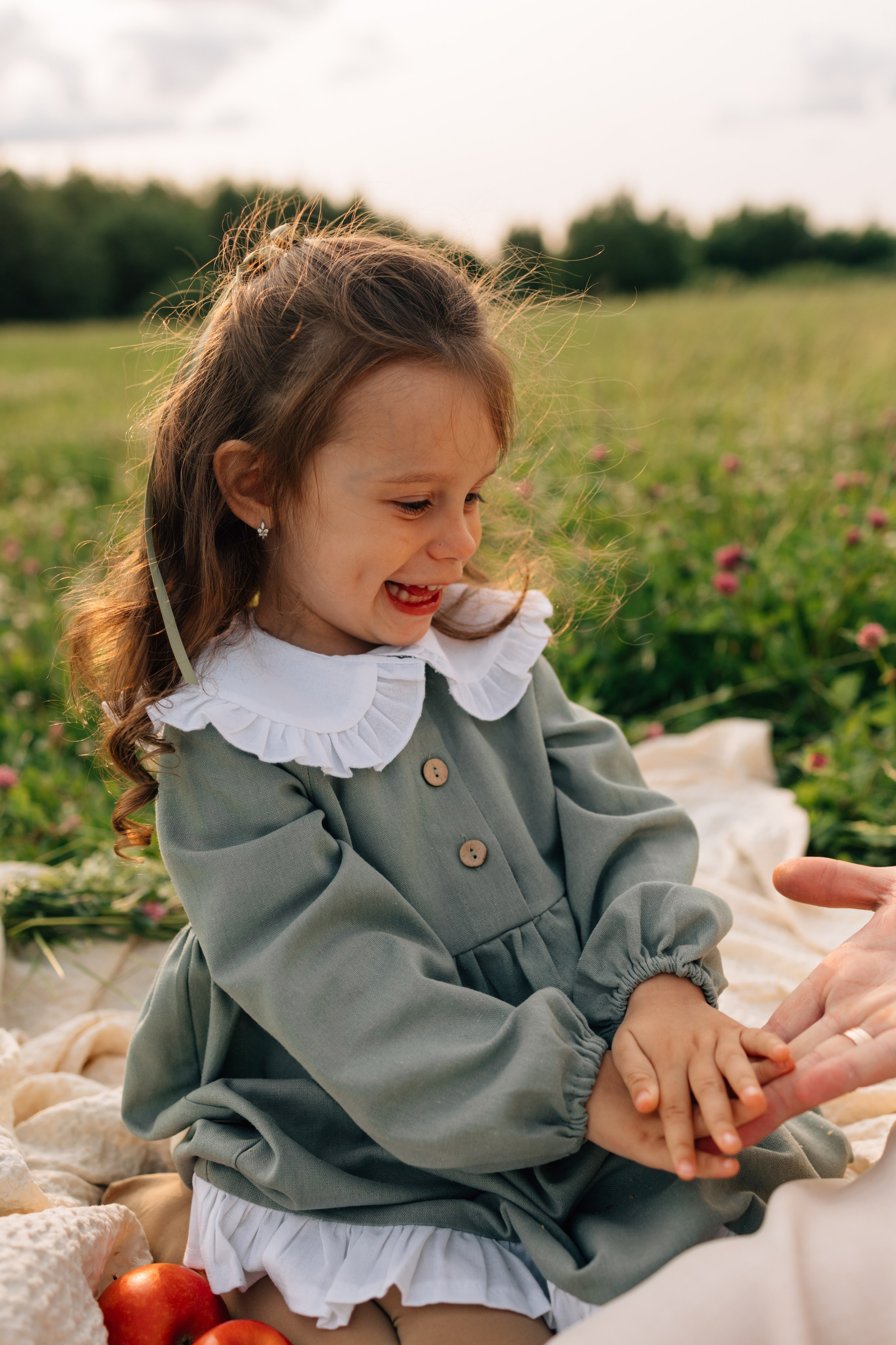 Анна, Марчелло, Настенька и Влада в поле. Фотограф Москва Светлана Кирюшина