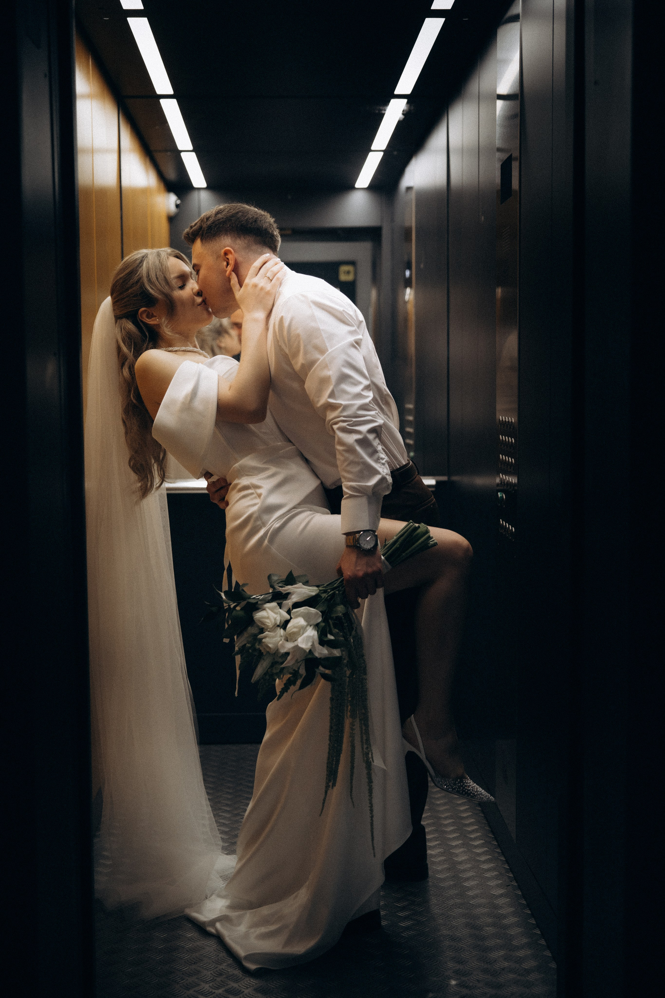 Свадебная фотосессия в стильном лифте элитного дома Москвы