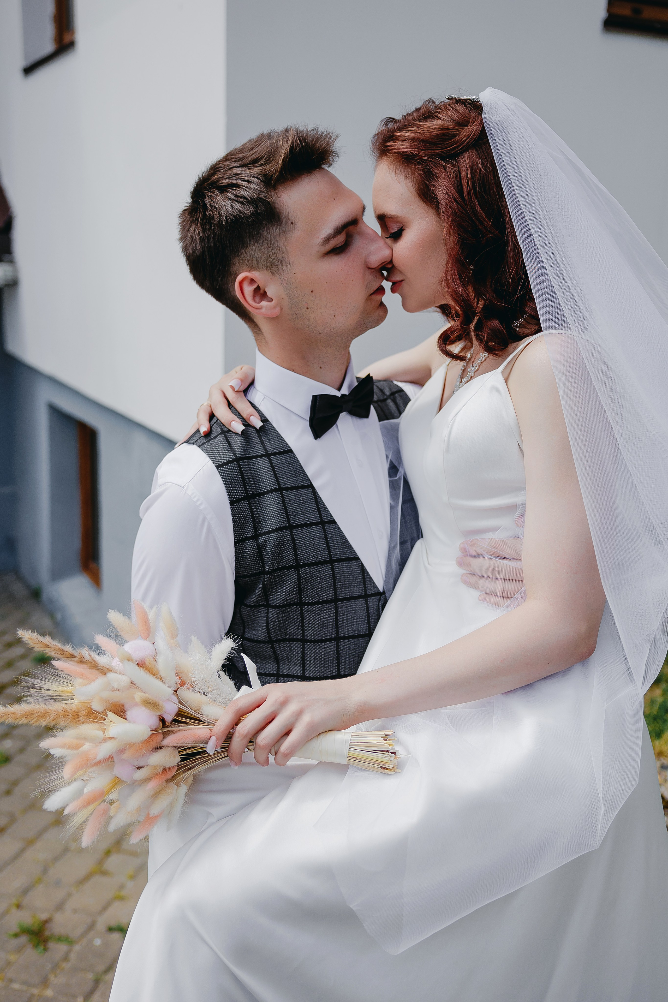 естественные эмоции на свадебной прогулке