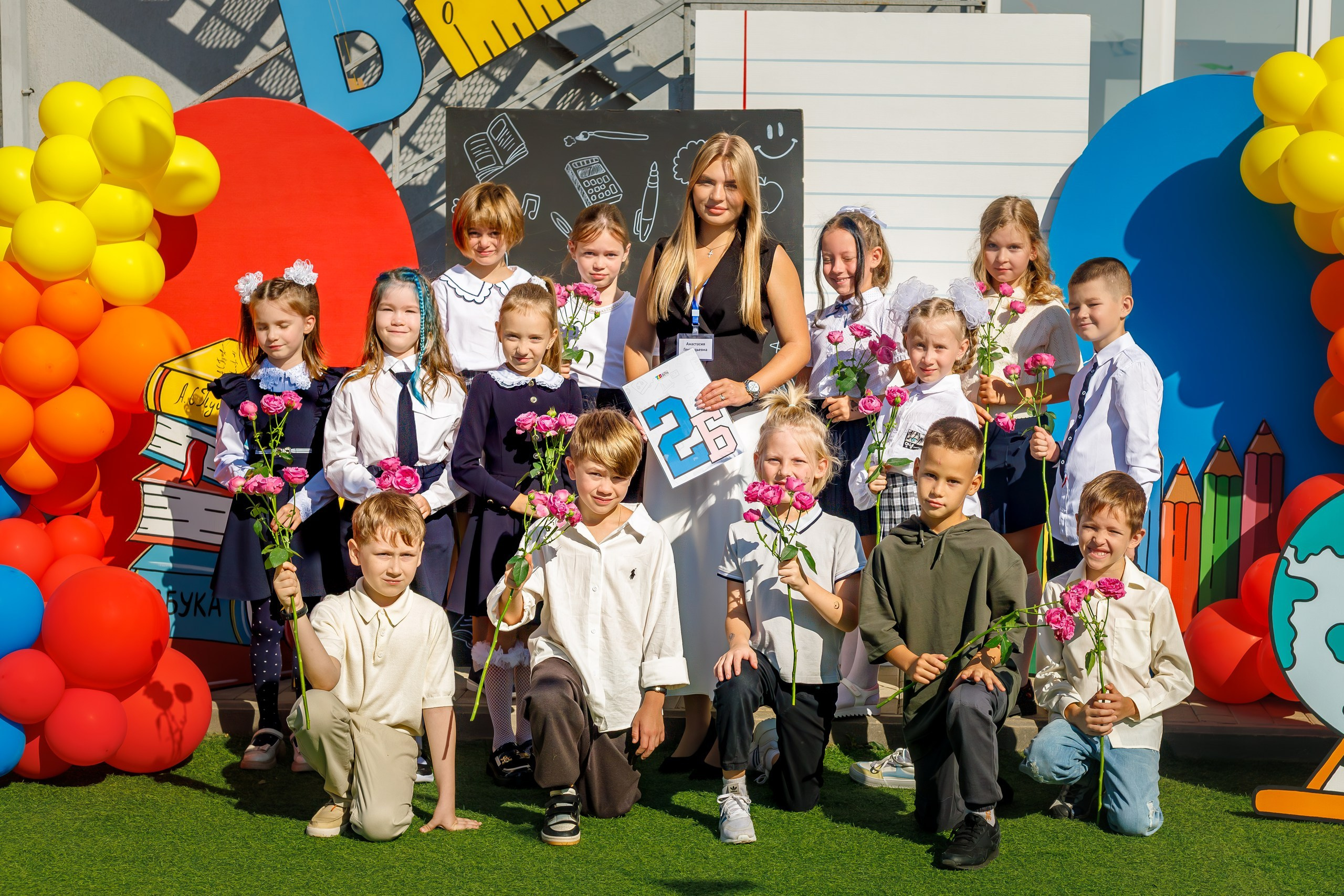 Линейка 1 сентября в школе - дети с букетами, радостные родители и учителя;  учитель и ученики вместе на школьной линейке - трогательное фото 1 сентября