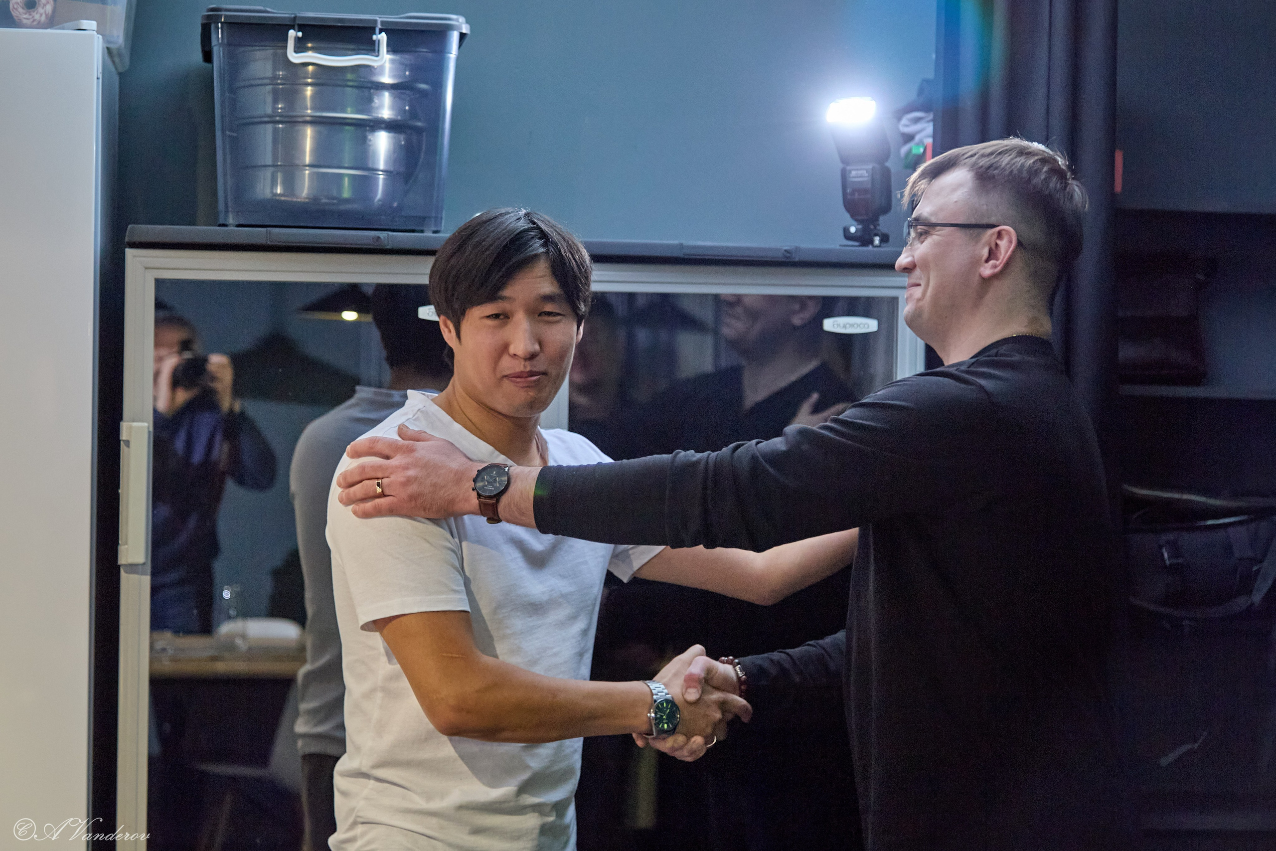 Мужские разговоры на кухне. Фотограф Омск | Александр Вандеров