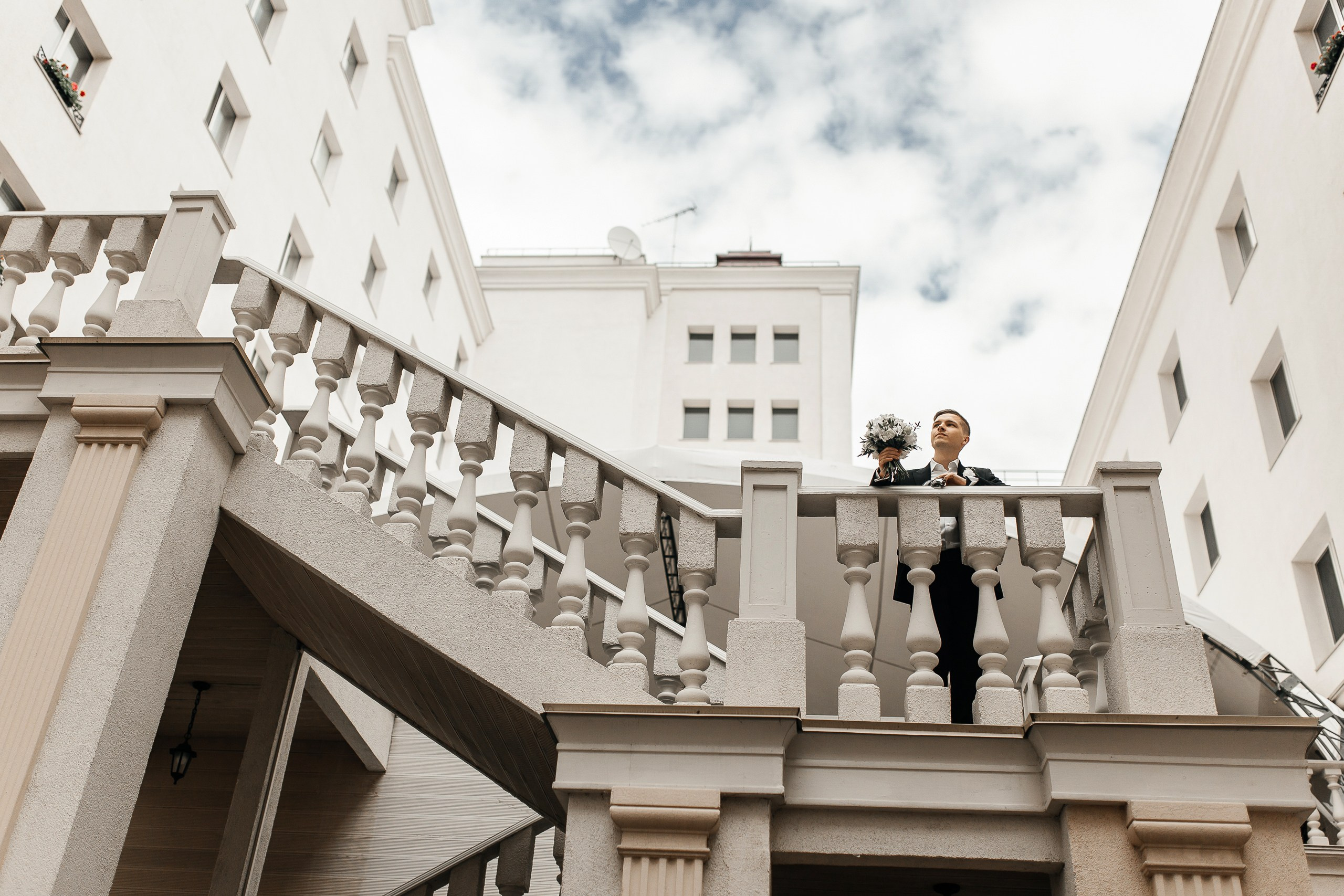 Здравствуйте! Я&nbsp;свадебный фотограф из&nbsp;Ульяновска, работаю в&nbsp;том числе по&nbsp;всей России и&nbsp;с&nbsp;выездом за&nbsp;границу. Снимаю свадьбы, lovestory, корпоративы, светский репортаж. Провожу обучение по&nbsp;фотографии, мастер-классы и&nbsp;воркшопы для других фотографов.