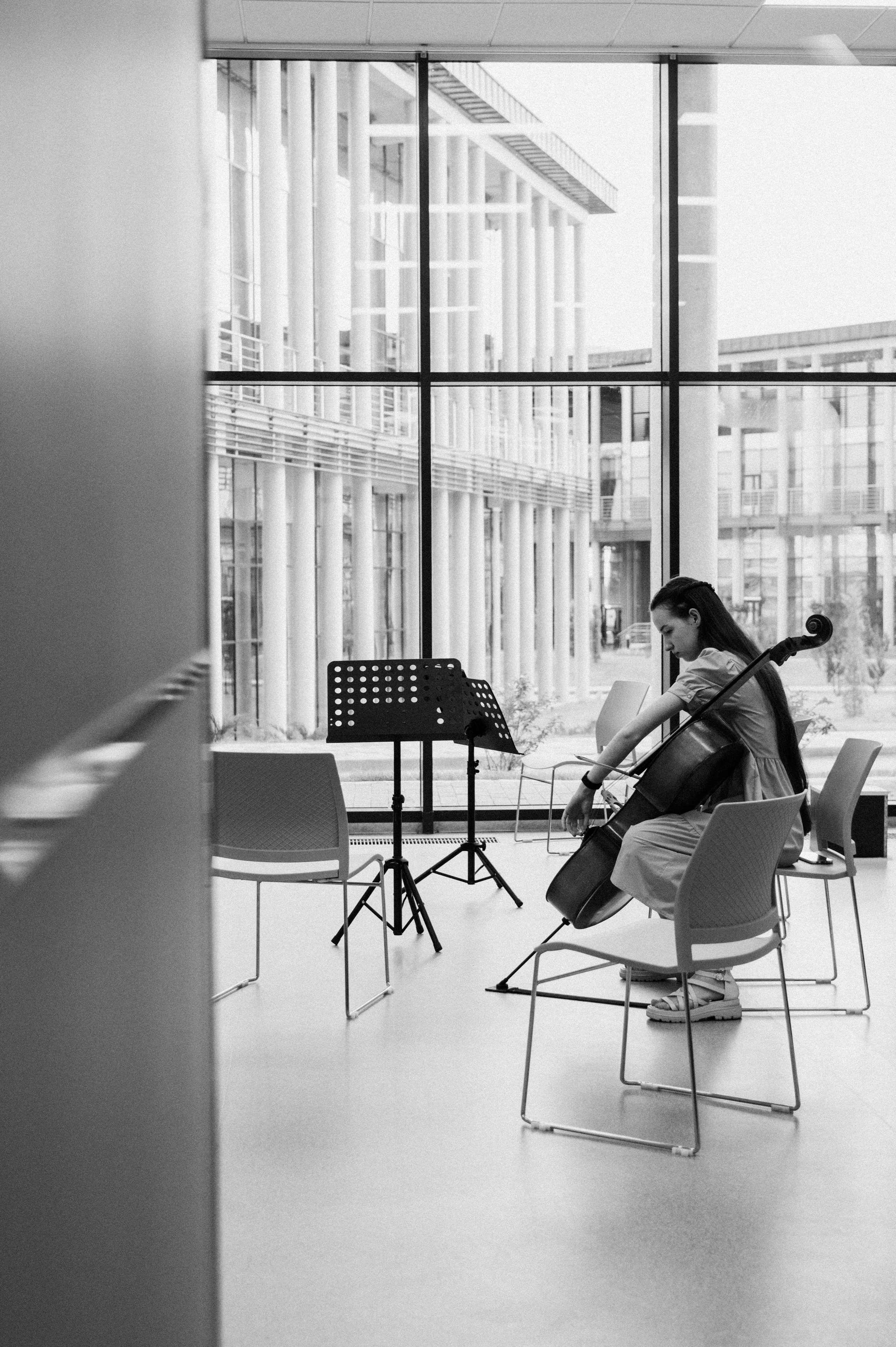 Событийная съемка в музыкальной школе во время выступления девушки в Ростове-на-Дону