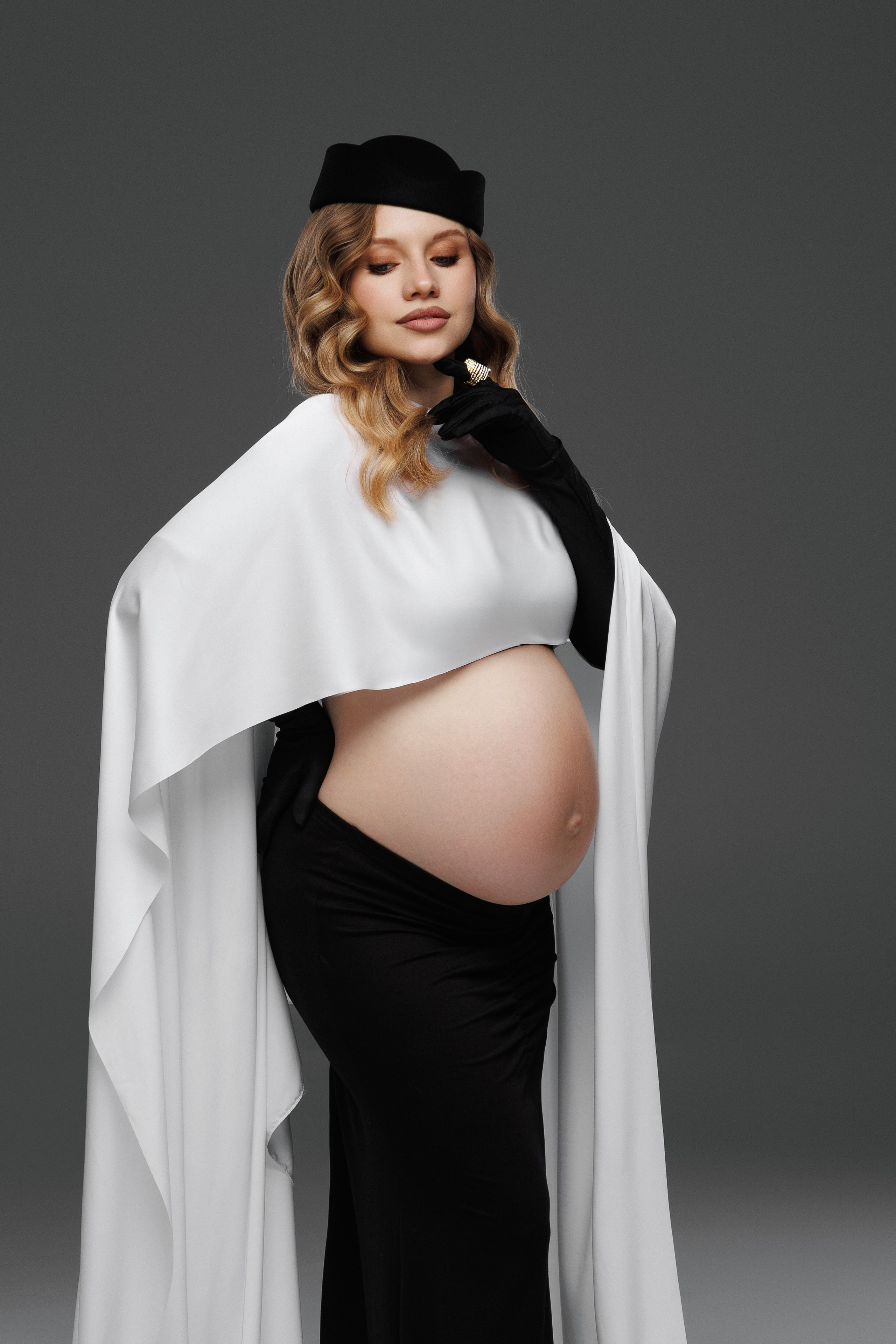 Студийная съёмка беременности в Оренбурге — беременная в кейпе