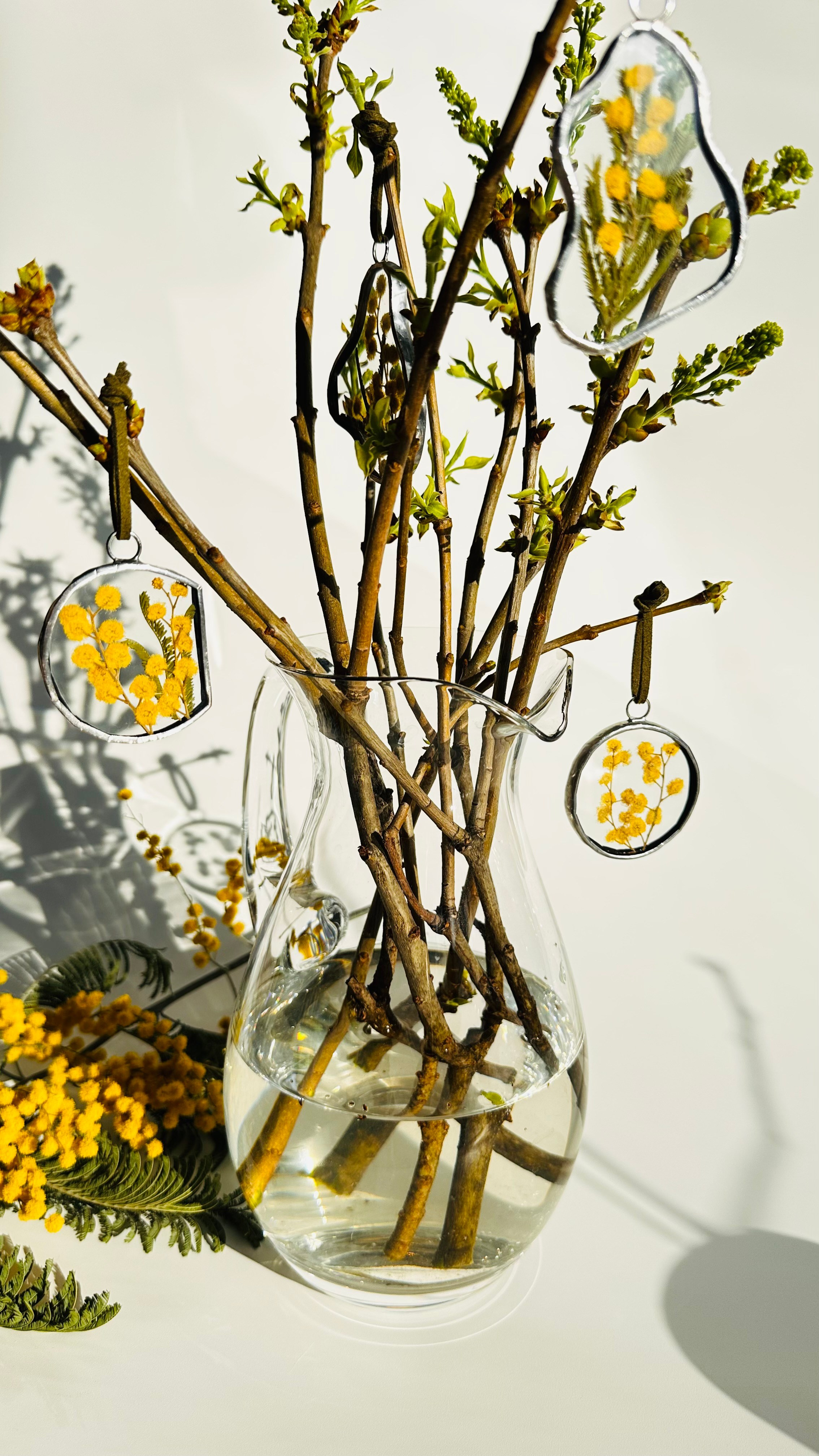 Декор для интерьера (комплект украшений для дома) подвески-игрушки с мимозой в технике тиффани. Гербарий в стекле, интерьерные панно, витражи с сухоцветами в технике тиффани