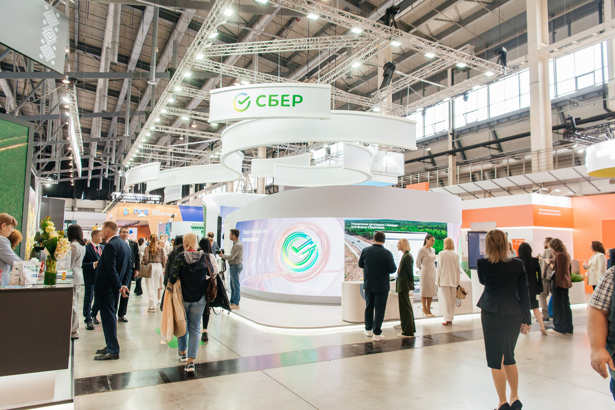 Стенд Сбера на Иннопром 2025. Профессиональный фотограф в Екатеринбурге Ирина Смирнова