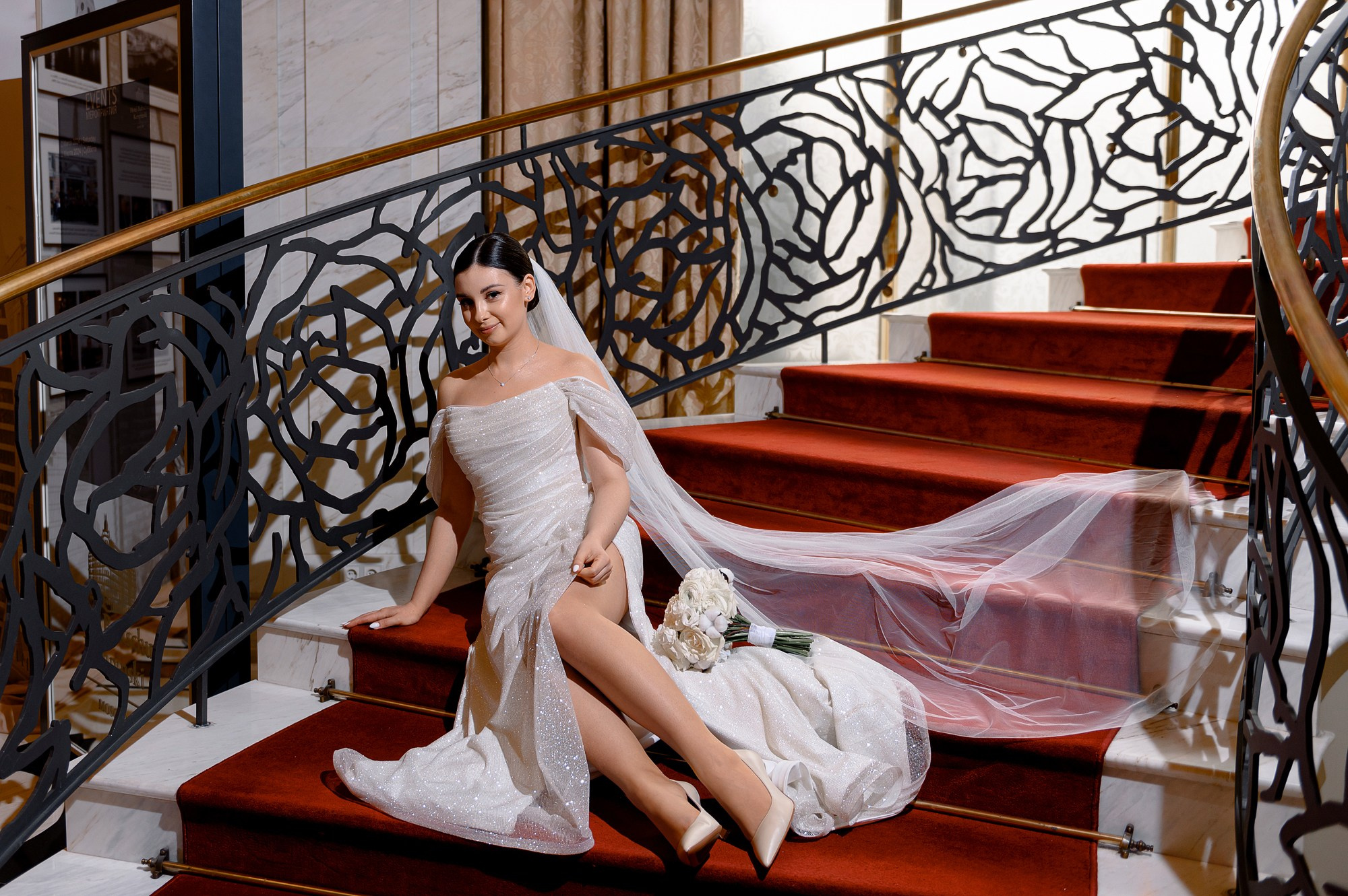 Невеста сидит на лестнице в отеле, Москва.