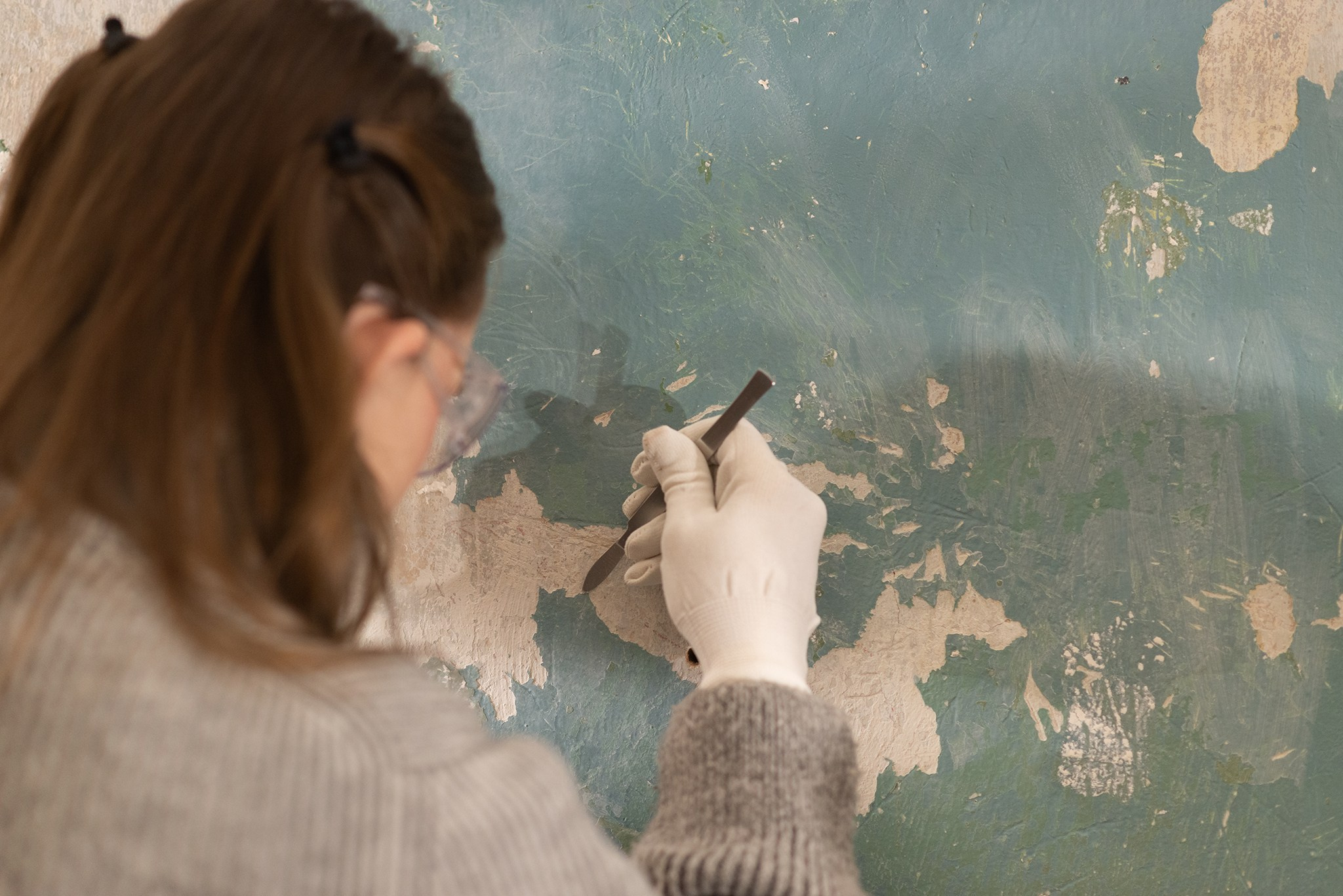 Фонд «Внимание». Расчистка росписей на Лахтинской 3. Репортажный фотограф в Санкт-Петербурге Анастасия Клёпова