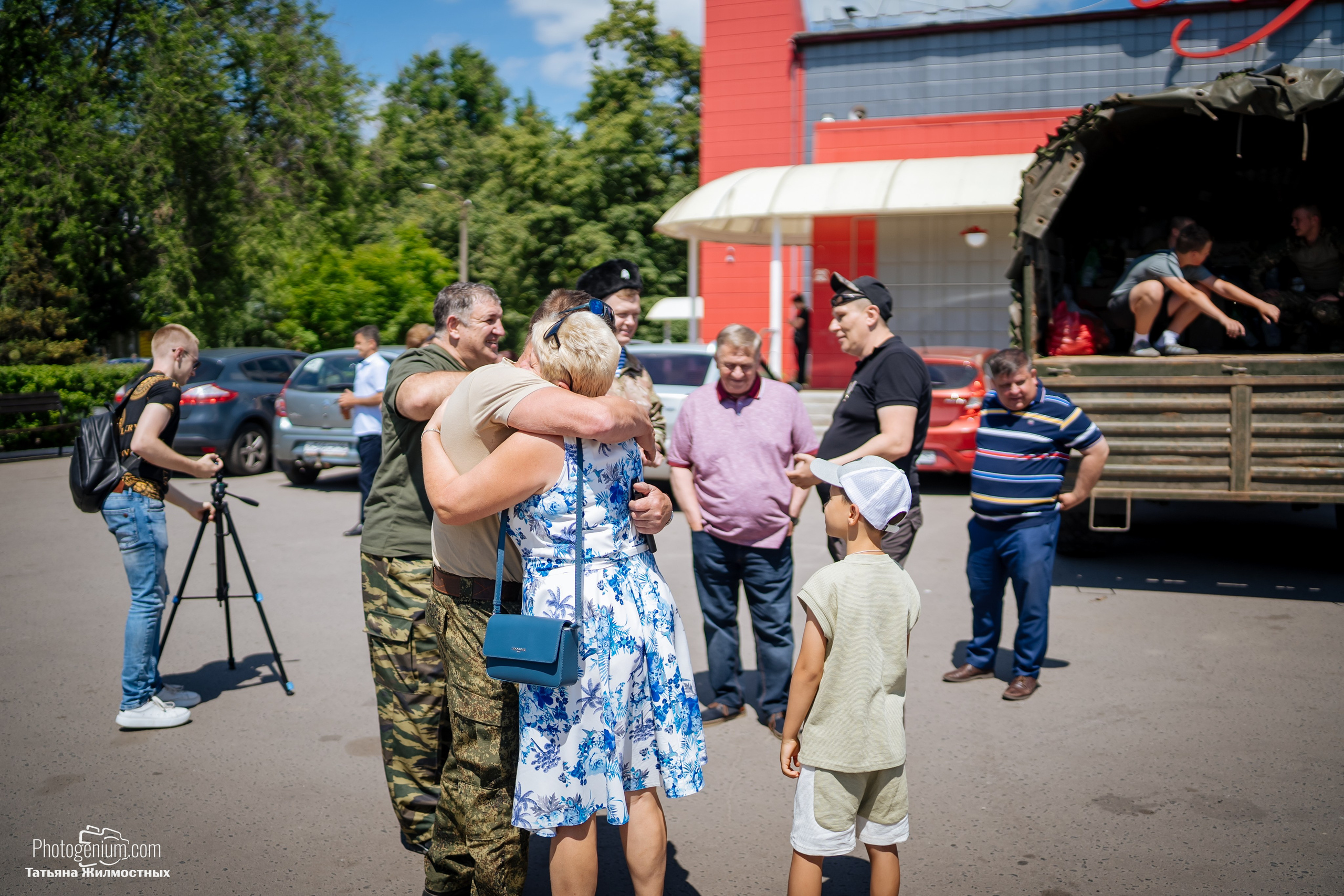 8 июня «Патриоты из Курска» сбор гуманитарной помощи у кинотеатра «Родина». Фотограф Нижний Новгород Татьяна Кейод