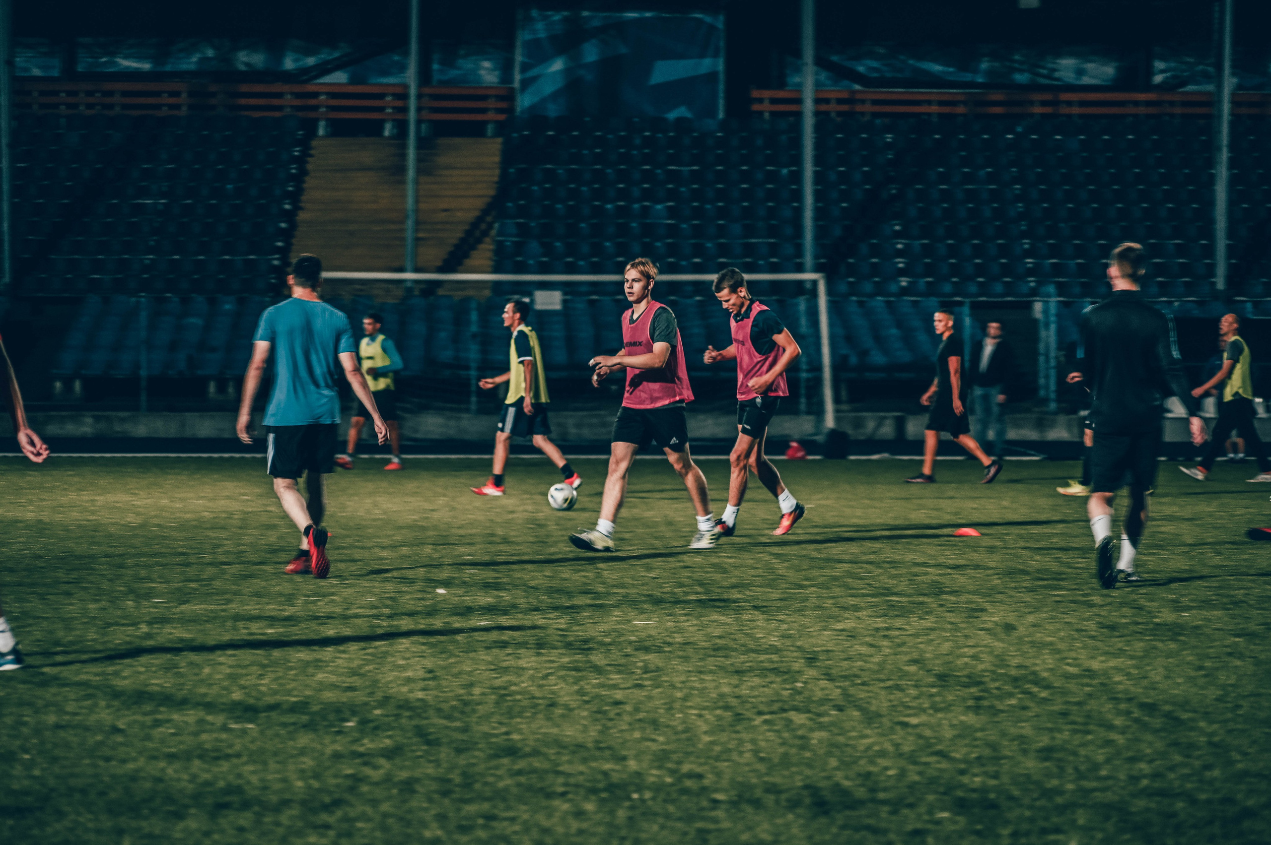 Фотосъёмка футбольной тренировки на стадионе. Фотограф Александр Орымбаев