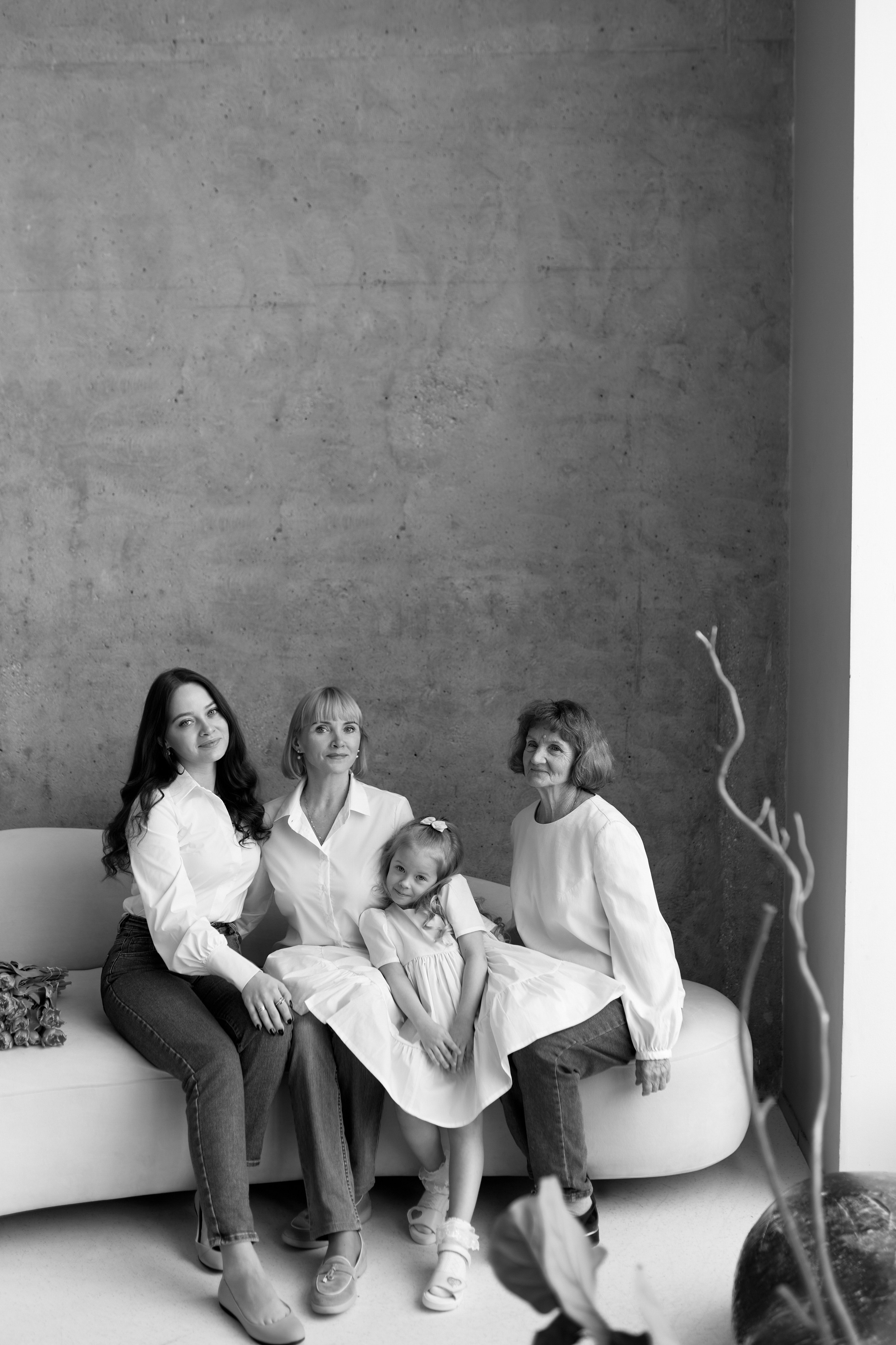 Семейная съемка в фотостудии. Сестры Карабаза. Фотографы и ретушеры в Москве и Санкт-Петербурге