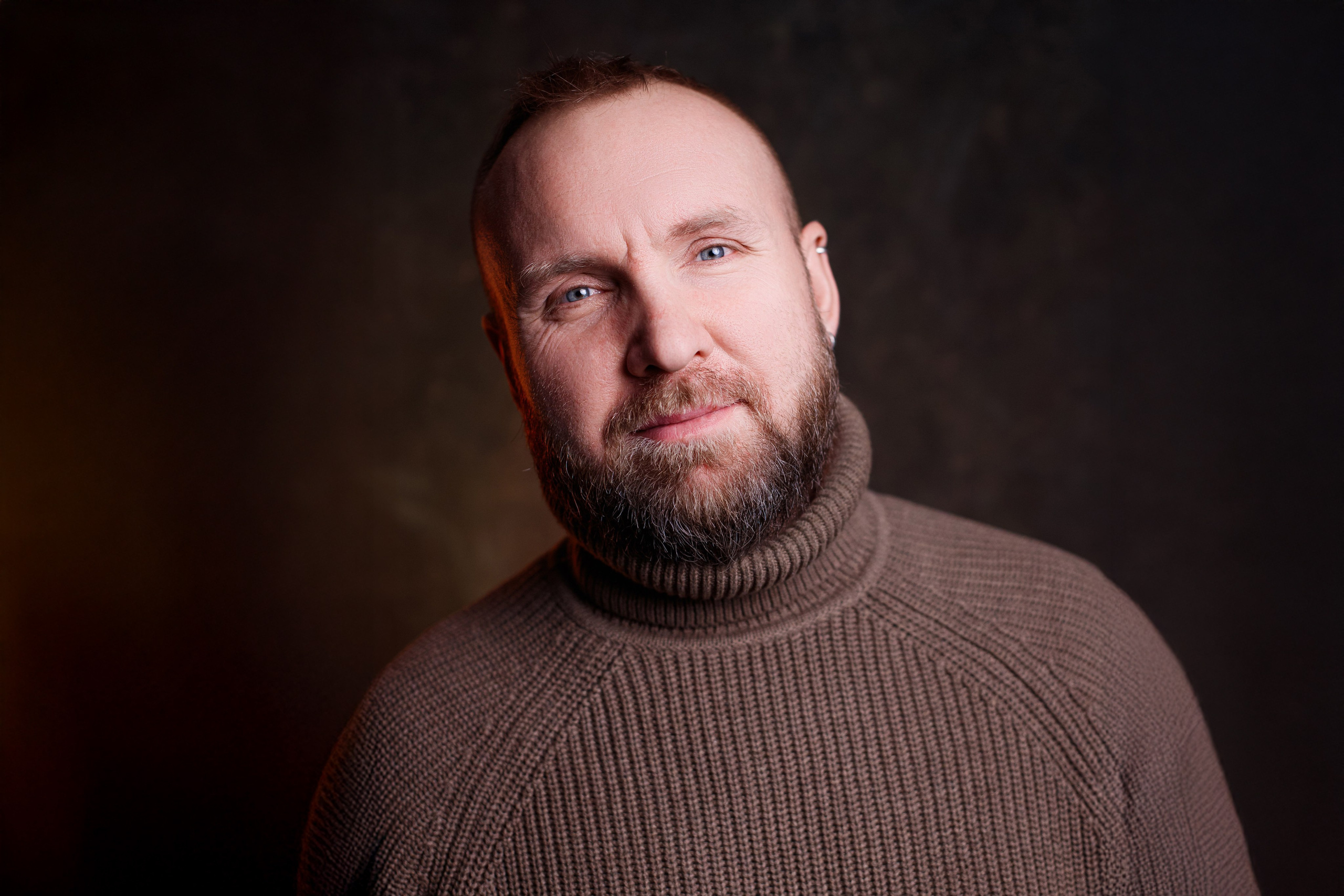 Лаконичный мужской портрет на темном фоне, фактурный свет — портретный фотограф Галина Скорик.