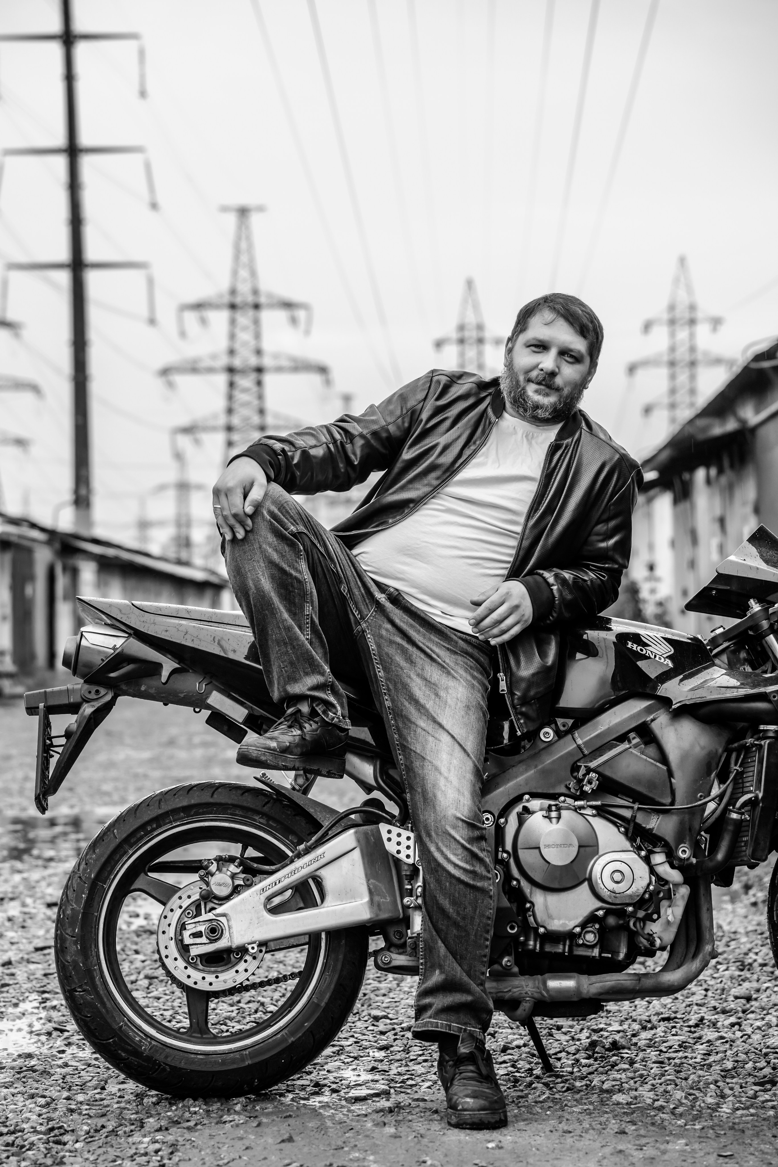 Фотография портрет мотоциклиста байкера