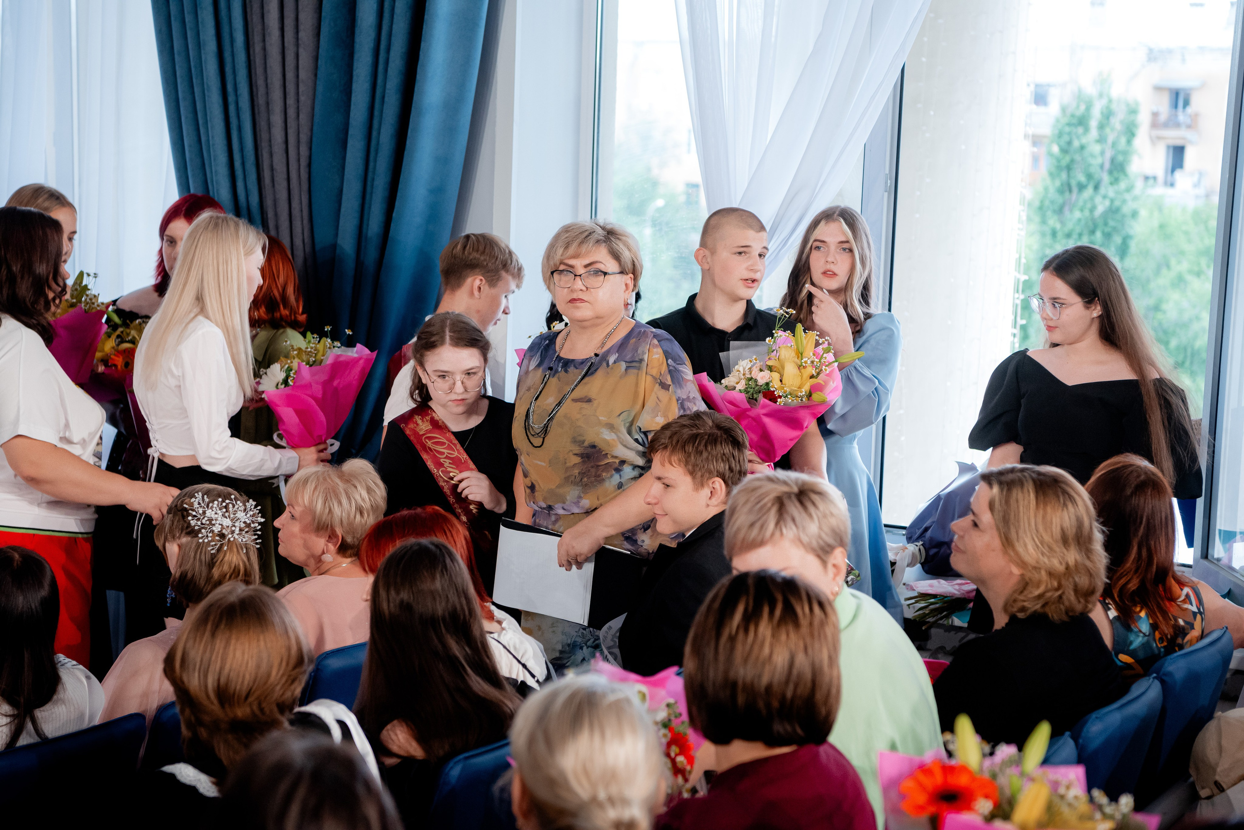 86 школа. Вручение. ДК Тракторозаводского района. Фотограф в Волгограде и Волжском Александр Горбань