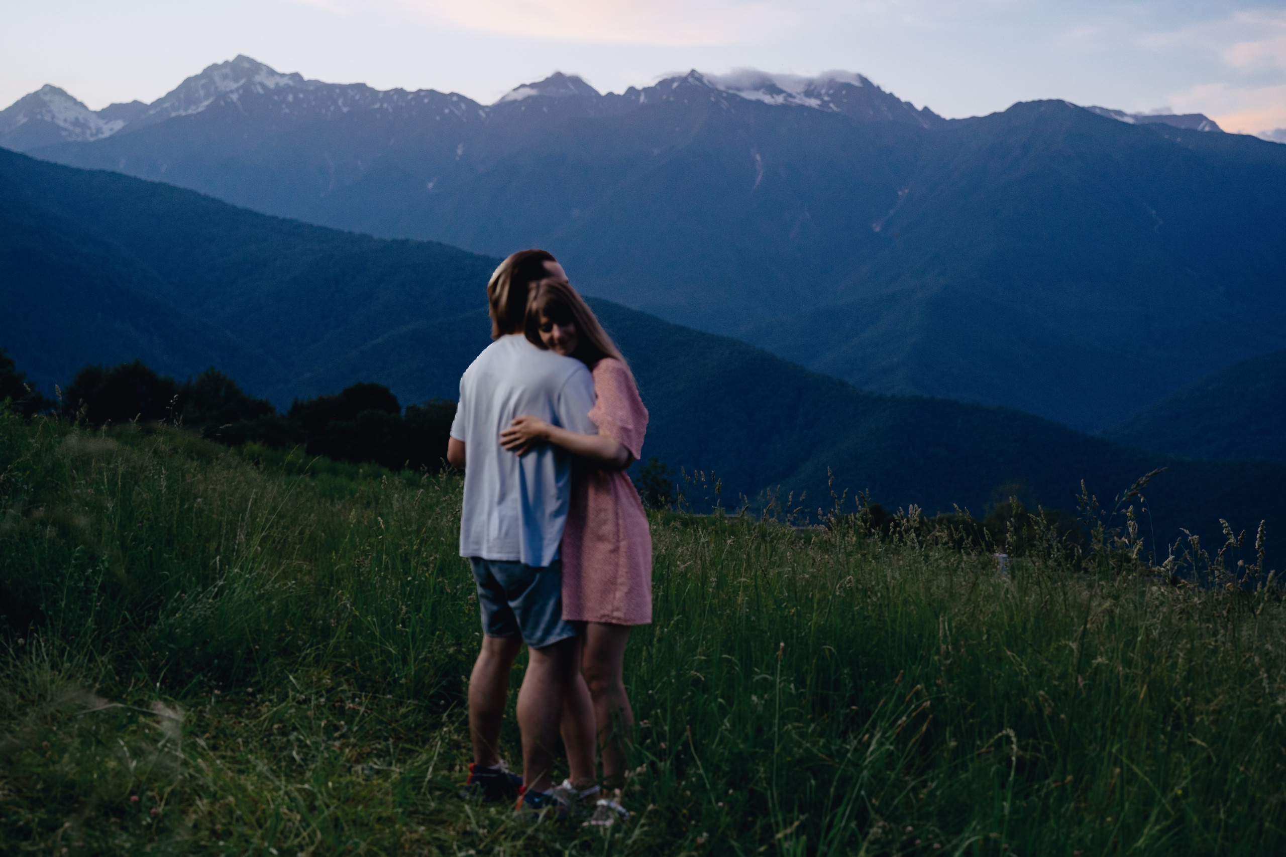 Фотокадр пары на фоне закатных гор