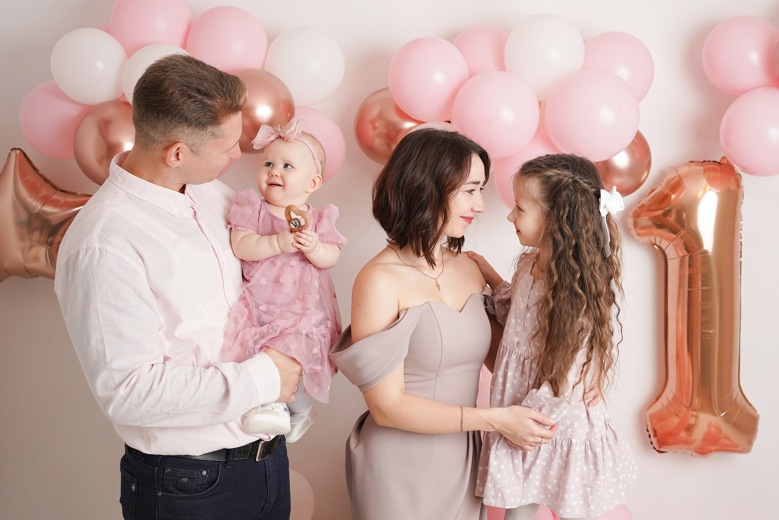 Мама с детками приехала на фотосессию первого годика младшей дочери.