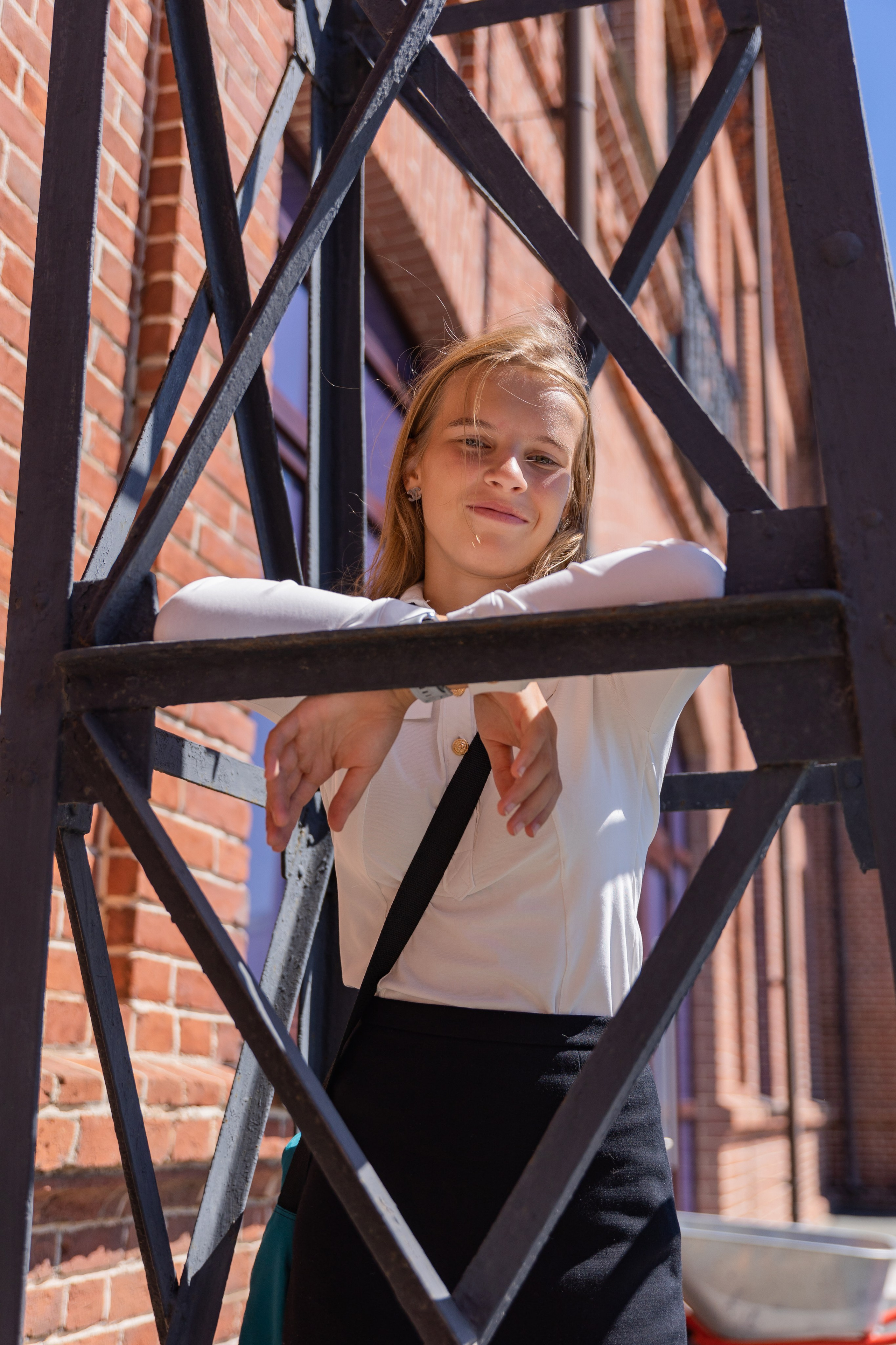 Идеи для фотосессии на Выпускной школьный альбом. Портрет девушки, поза, ракурс, пример тематической фотосессии. Современные выпускные альбомы, корабельная набережная