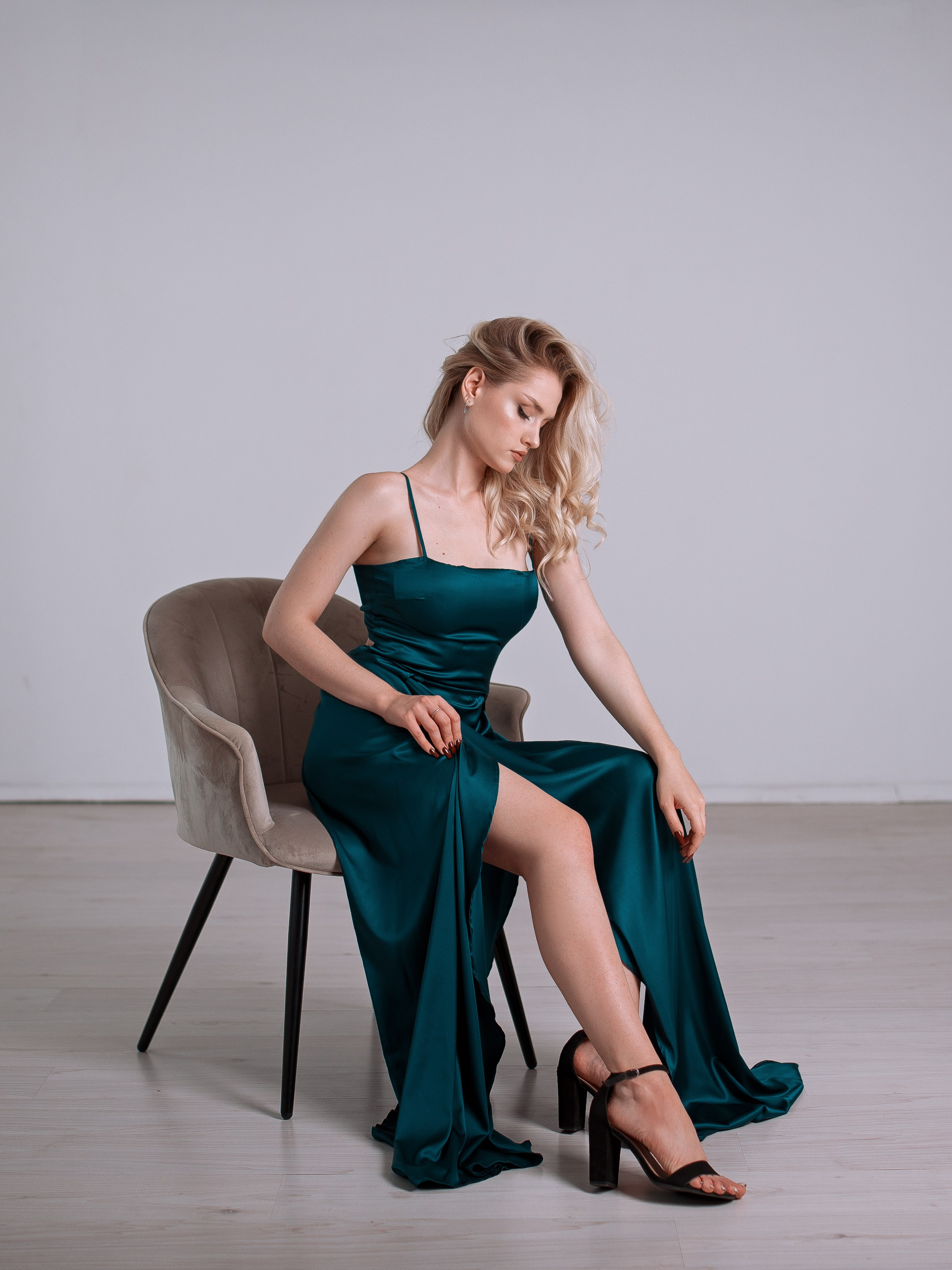 Темно-зеленое платье из шелка в прокат на фотосессию в Севастополе