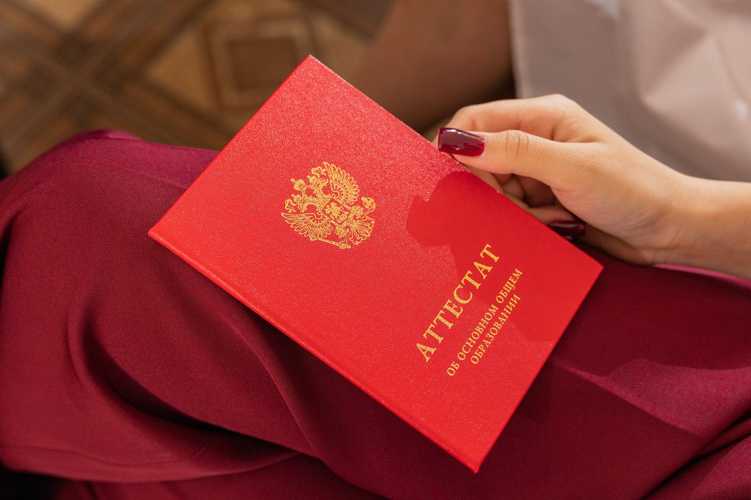 Вручение атестатов в школе № 66. Выпускные альбомы во Владивостоке