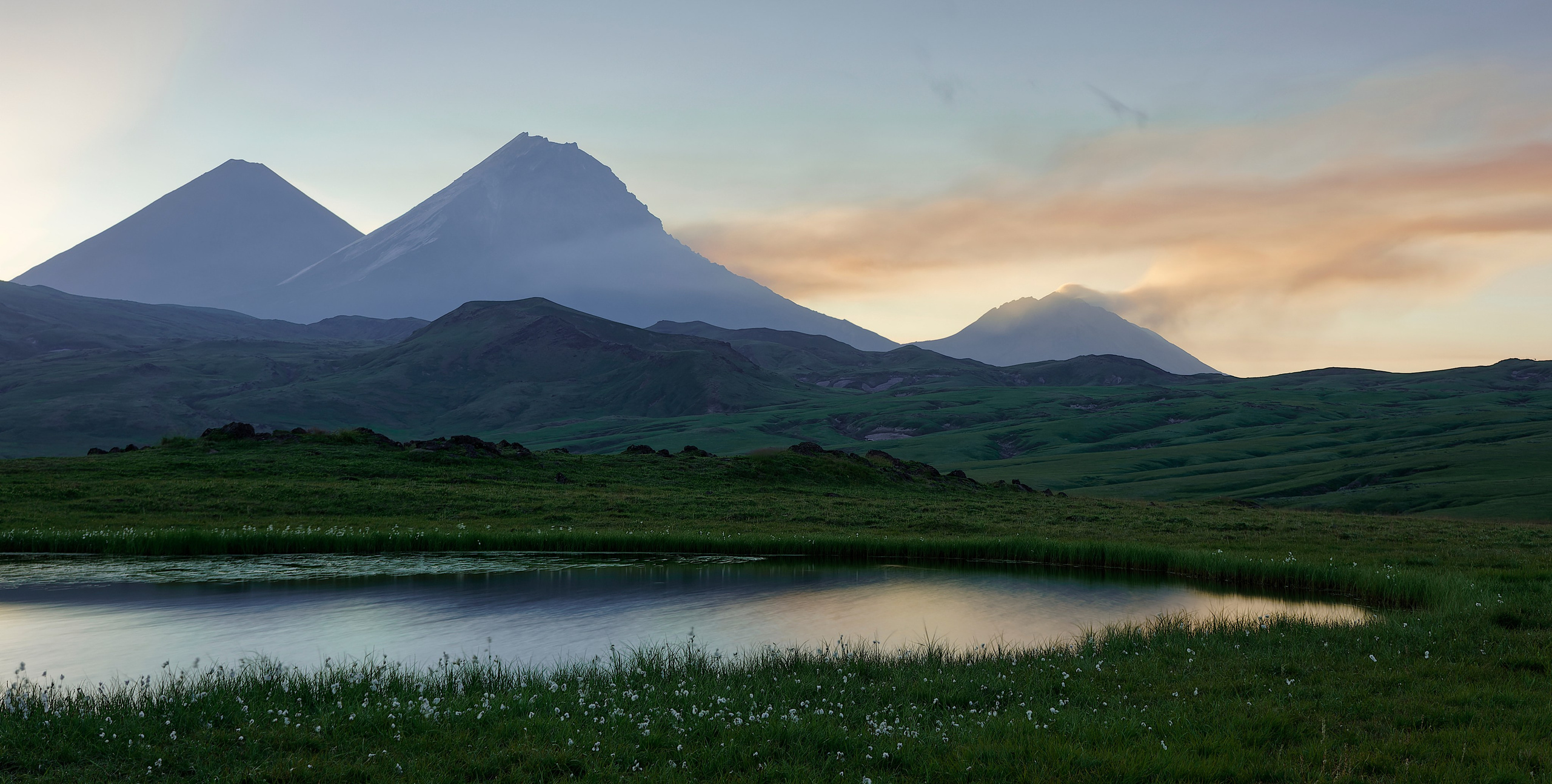 Камчатка, рассвет над озером Тайное с видом на вулканы Ключевская сопка, Камень и Зимина