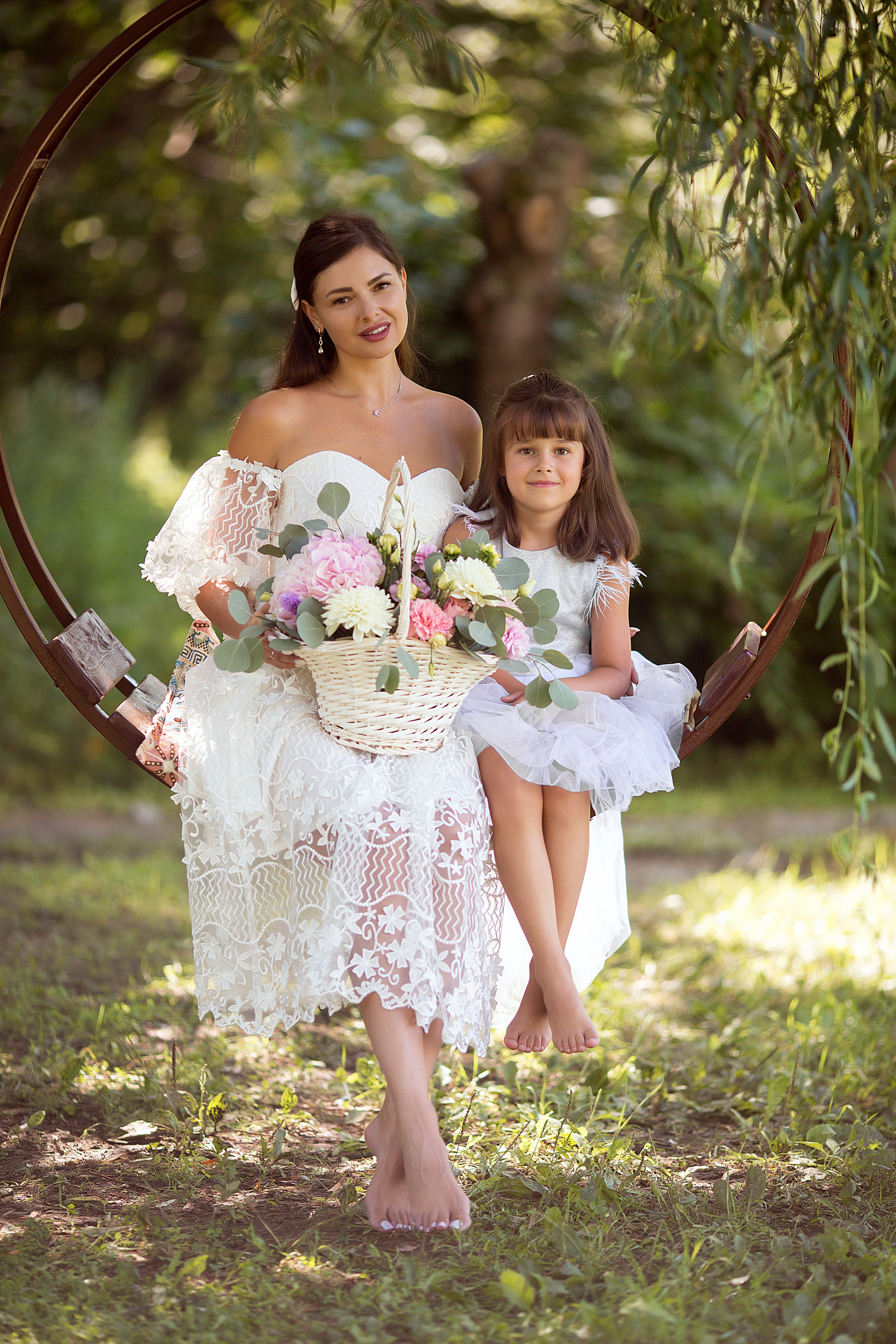 Ксения и Алиса в лодке с цветами. Людмила Далидович топовый семейный фотограф Находка/Владивосток