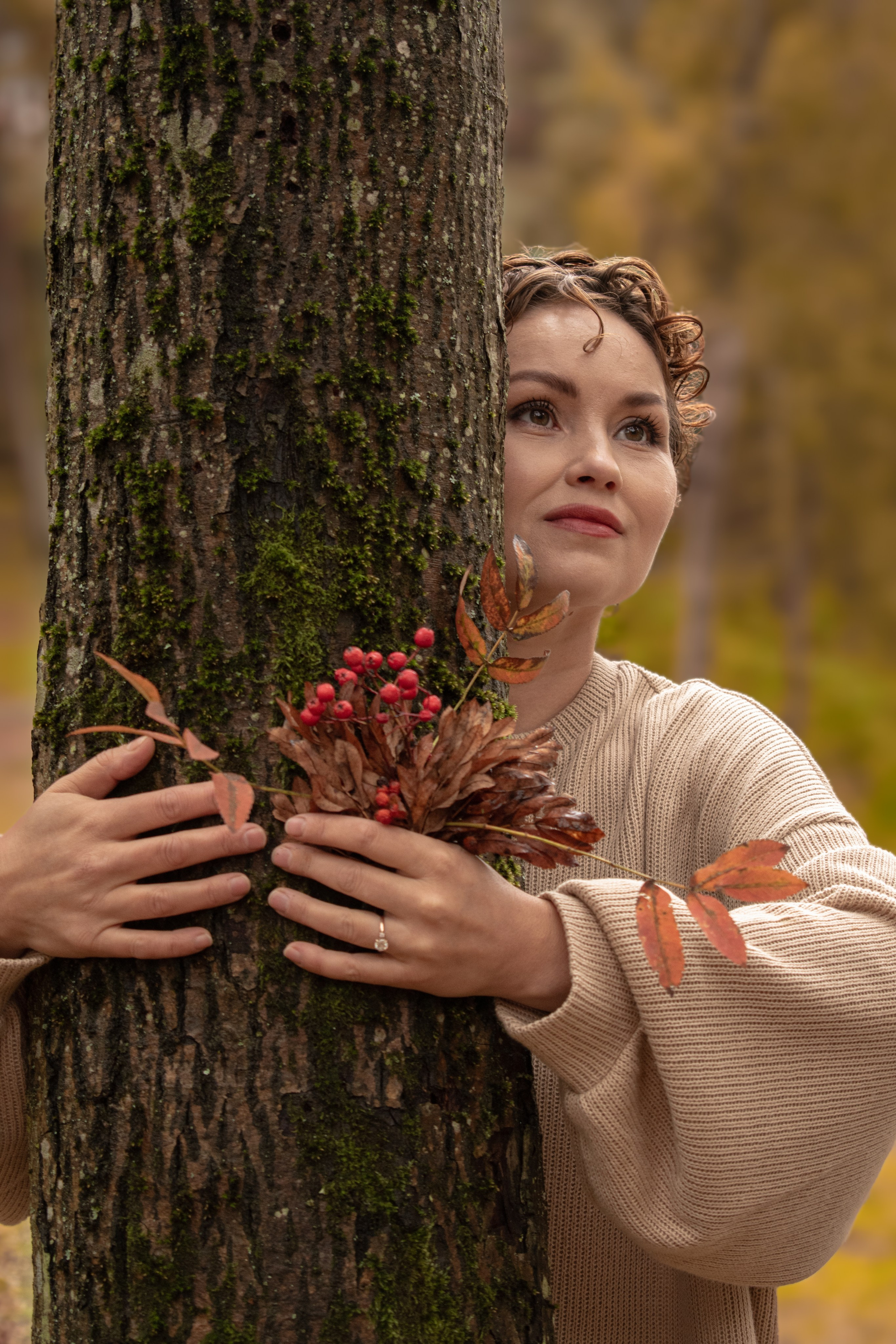 Девушка обнимает дерево