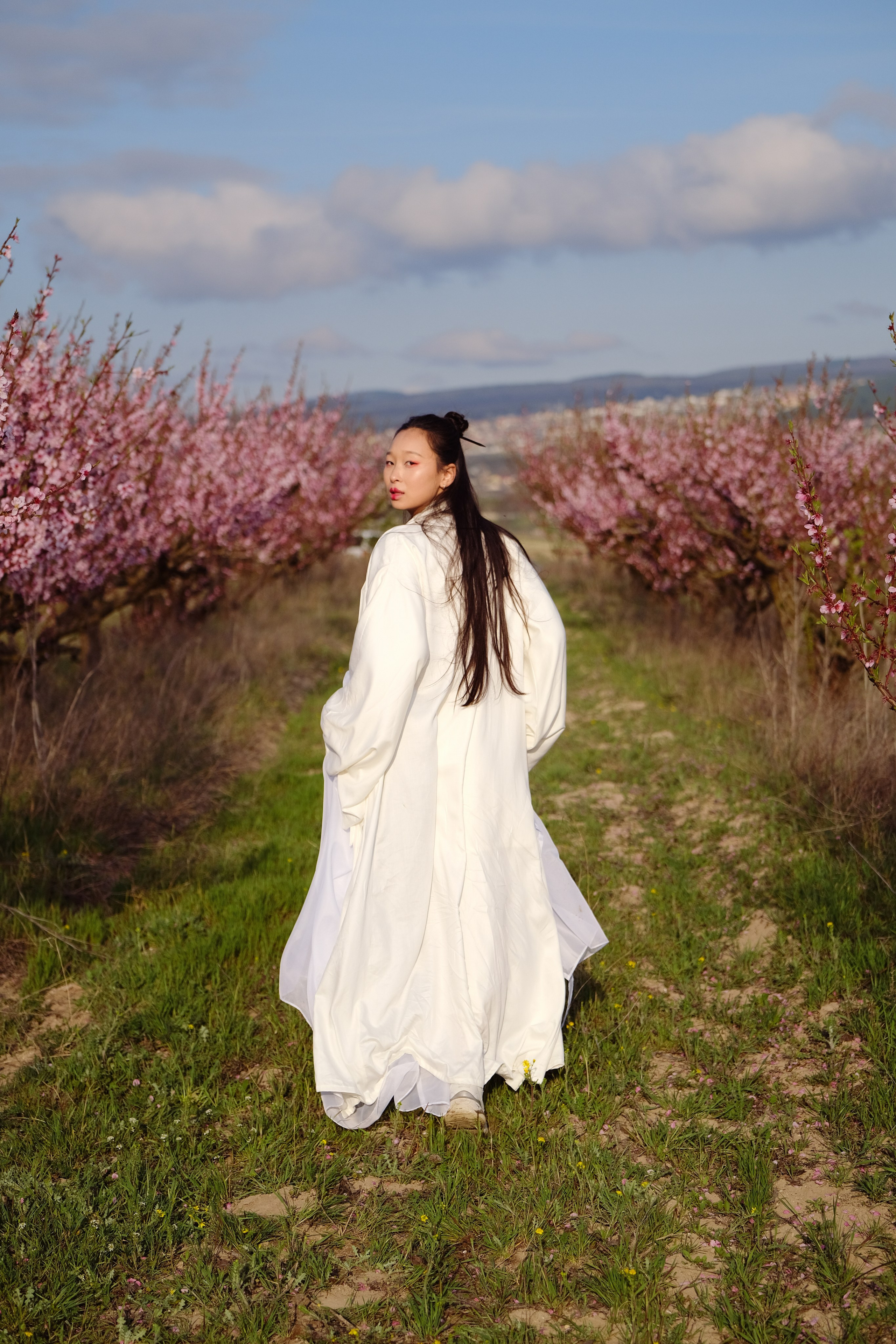 Фото в цветущих персиковых садах. Профессиональная фотосъемка в Крыму. Натуральные эмоции и живые кадры. Забронируйте дату прямо сейчас!