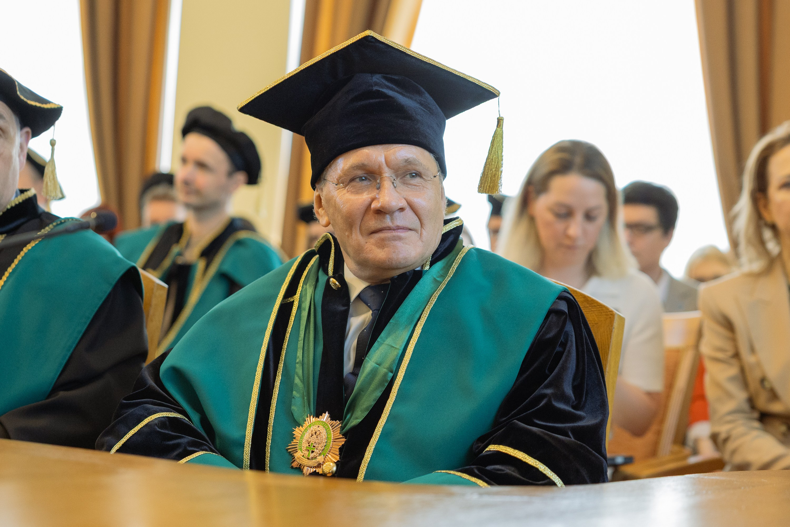 Вручение мантии Алексею Лихачёву. Cup of Bib