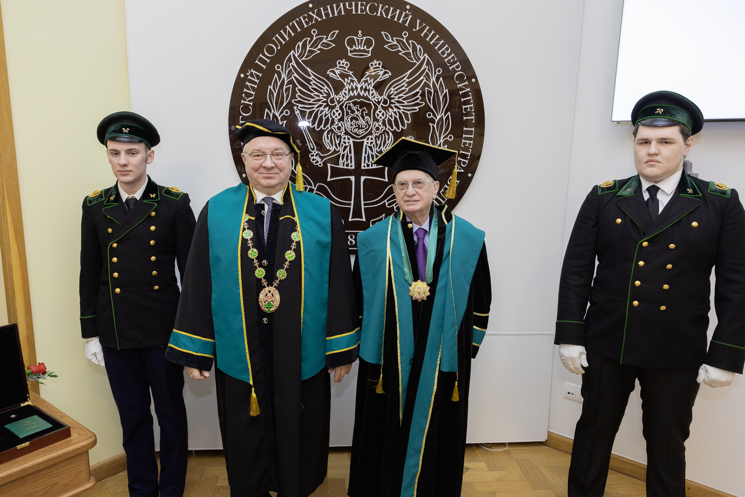 Вручения Мантия Почётного доктора директору Эрмитажа Михаилу Пиотровскому. Cup of Bib