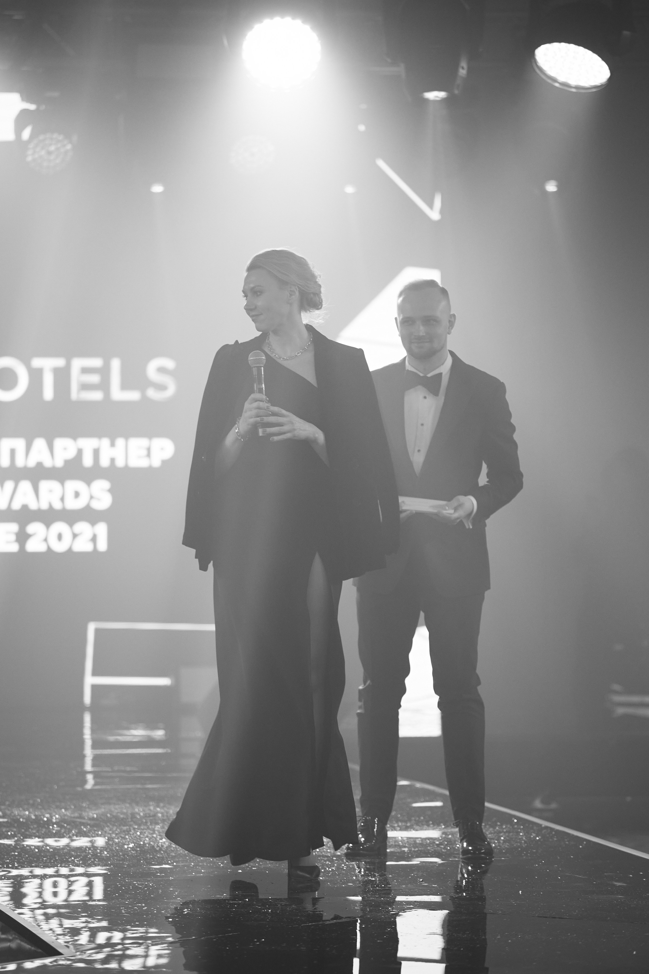 Пара ведущих подсвеченные контровм светом