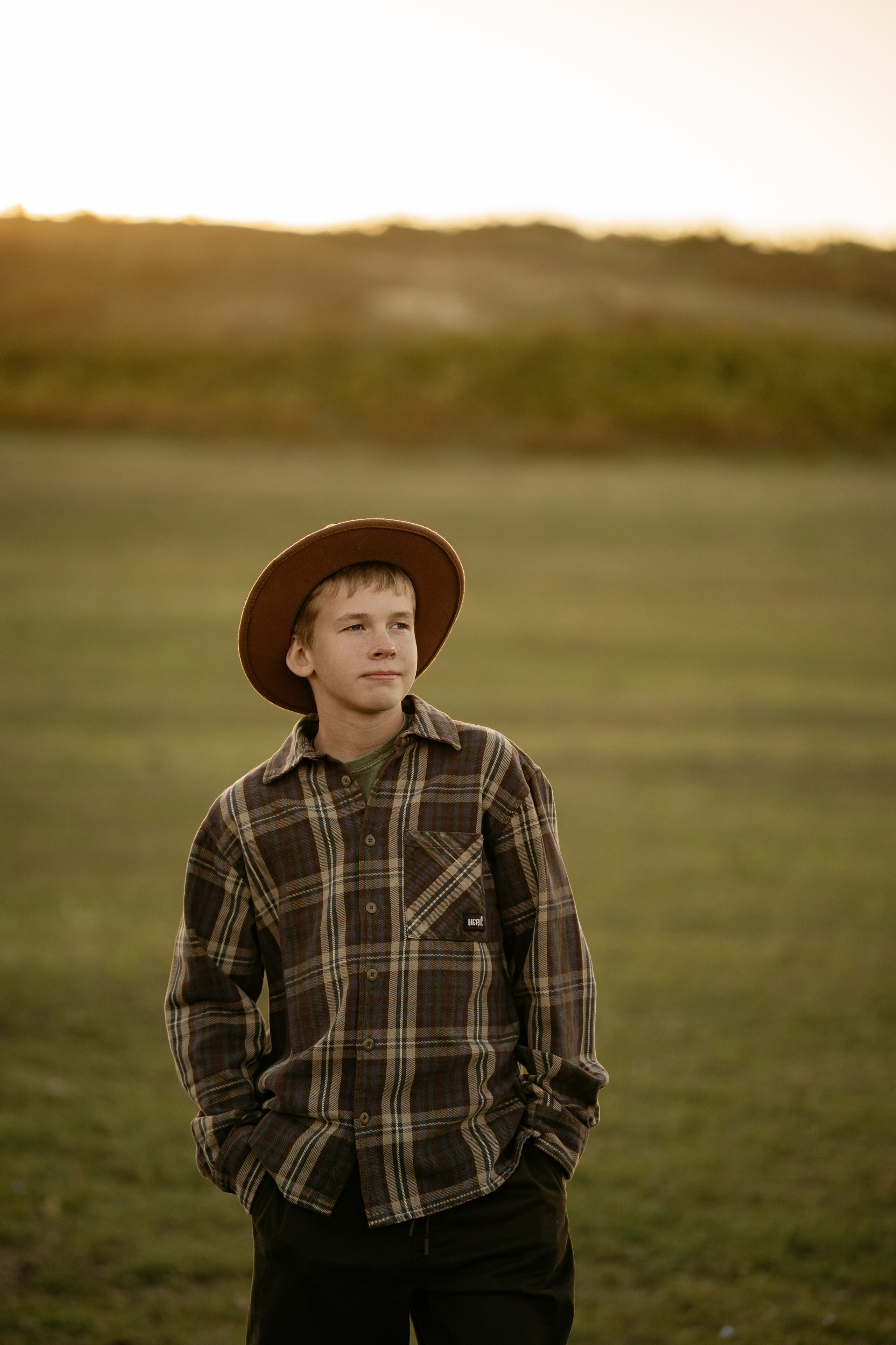 Семейная фотосессия в деревенском стиле в Анапе. Локация — эко-комплекс «Ферма» с яблонями и животными.