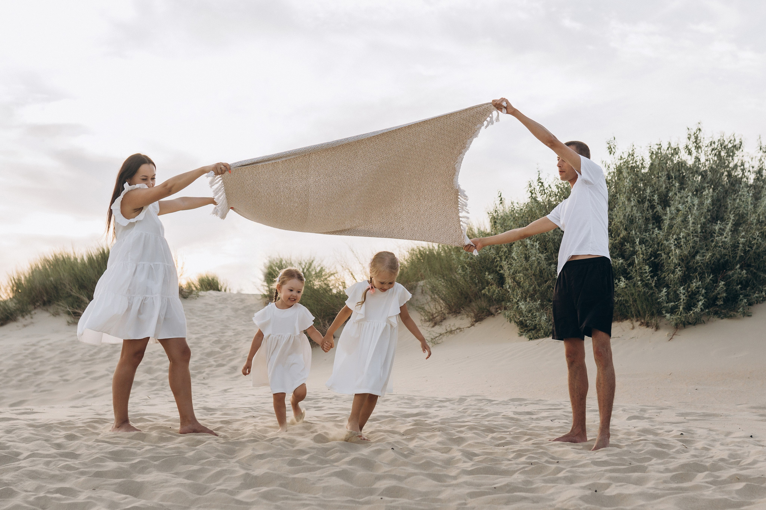 Фотограф Анапы поймал трогательную секунду, когда малыш впервые видит медузу