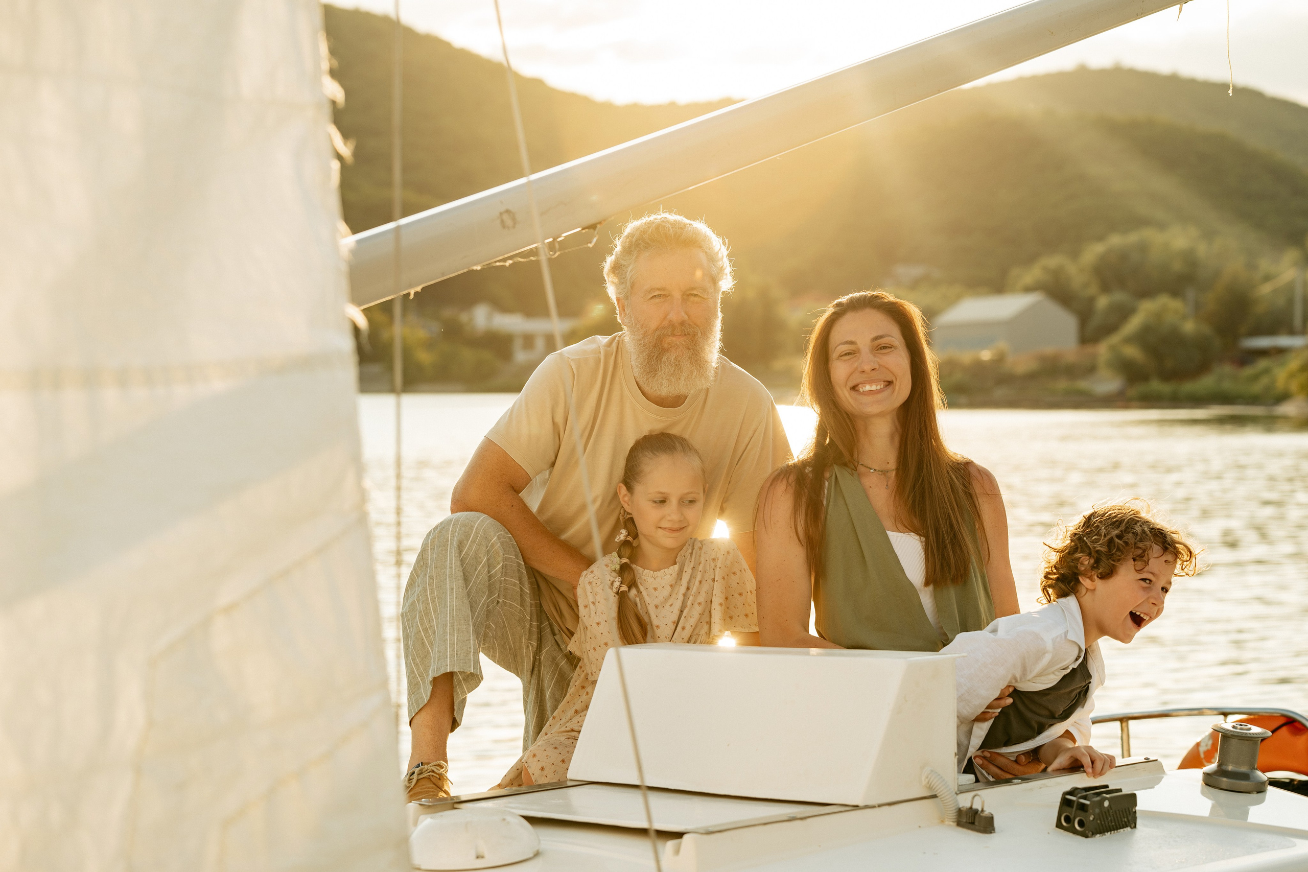 Cемья смеётся и отдыхает на яхте в Абрау-Дюрсо – искренние эмоции