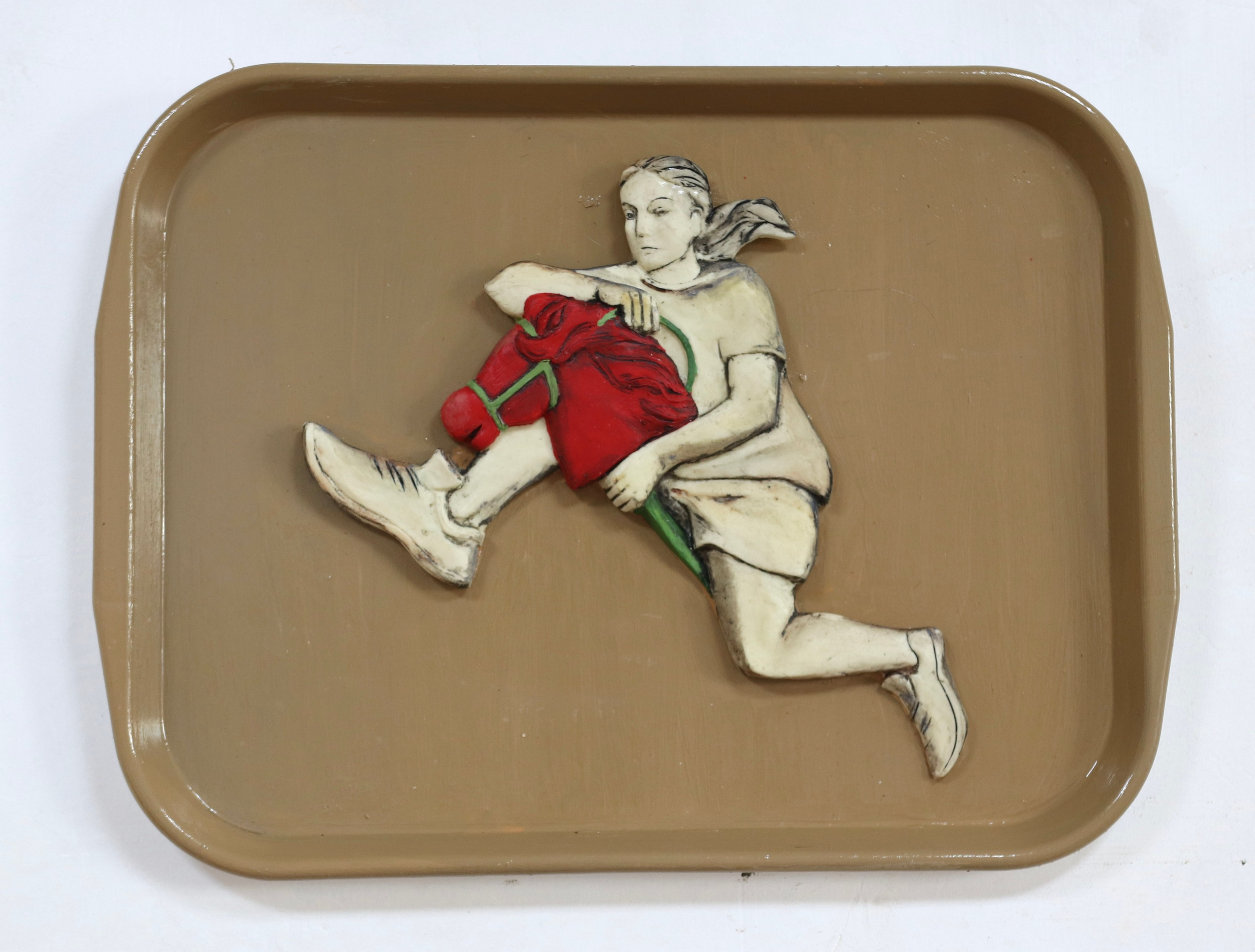 Современное искусство, поднос, рельеф, красный конь, хоббихорсинг