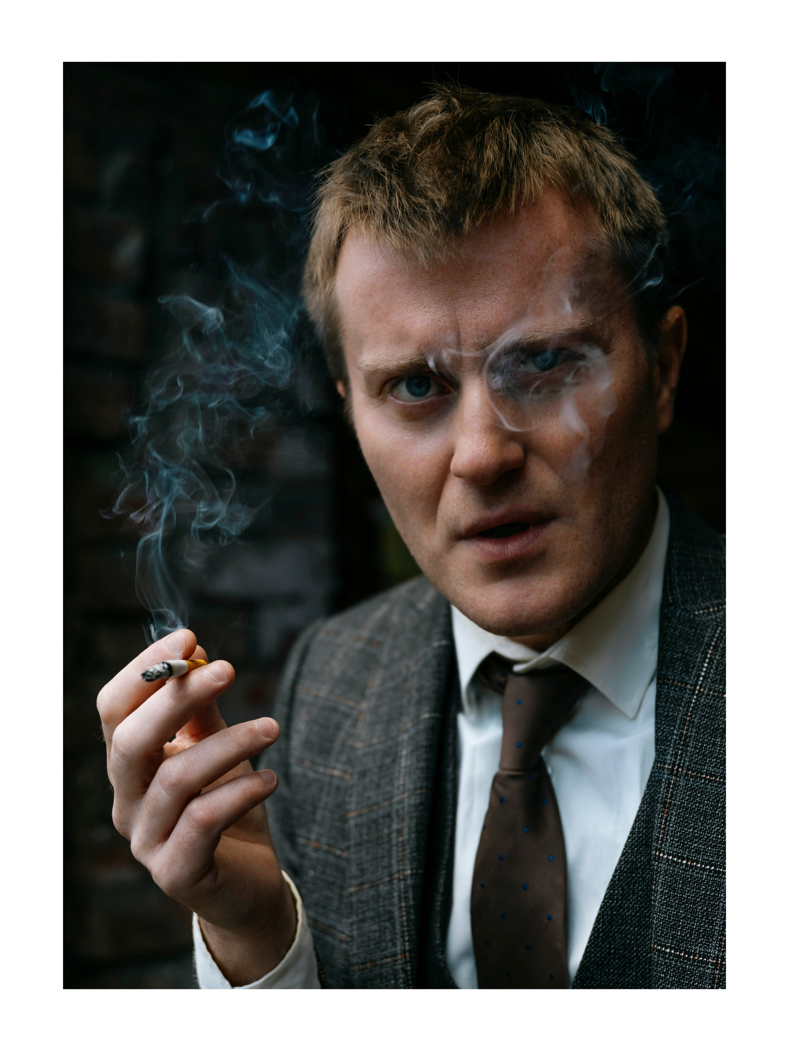 фото мужчины через дым