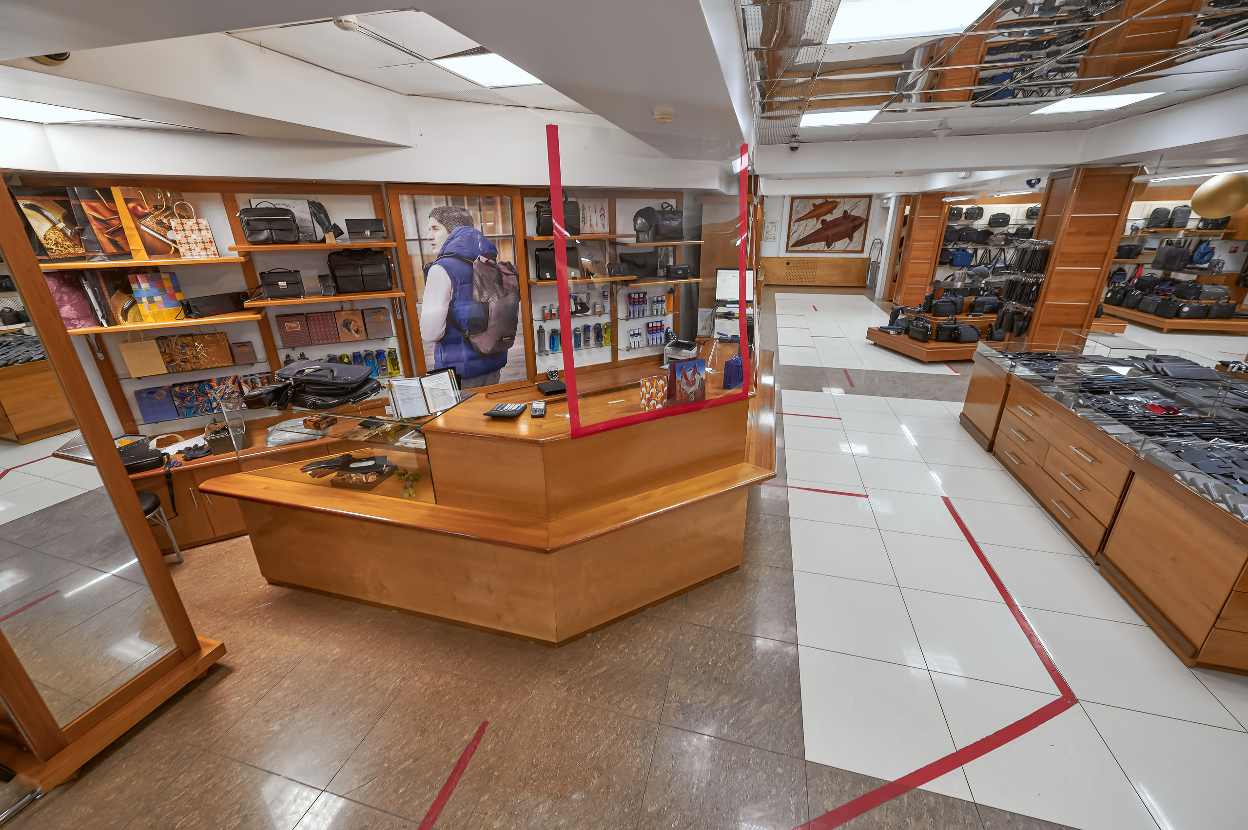 Портфолио по интерьерной и экстерьерной фотосъёмки: Мир Сумок — Правый берег. Фотограф Яковлев Роман — Красноярск