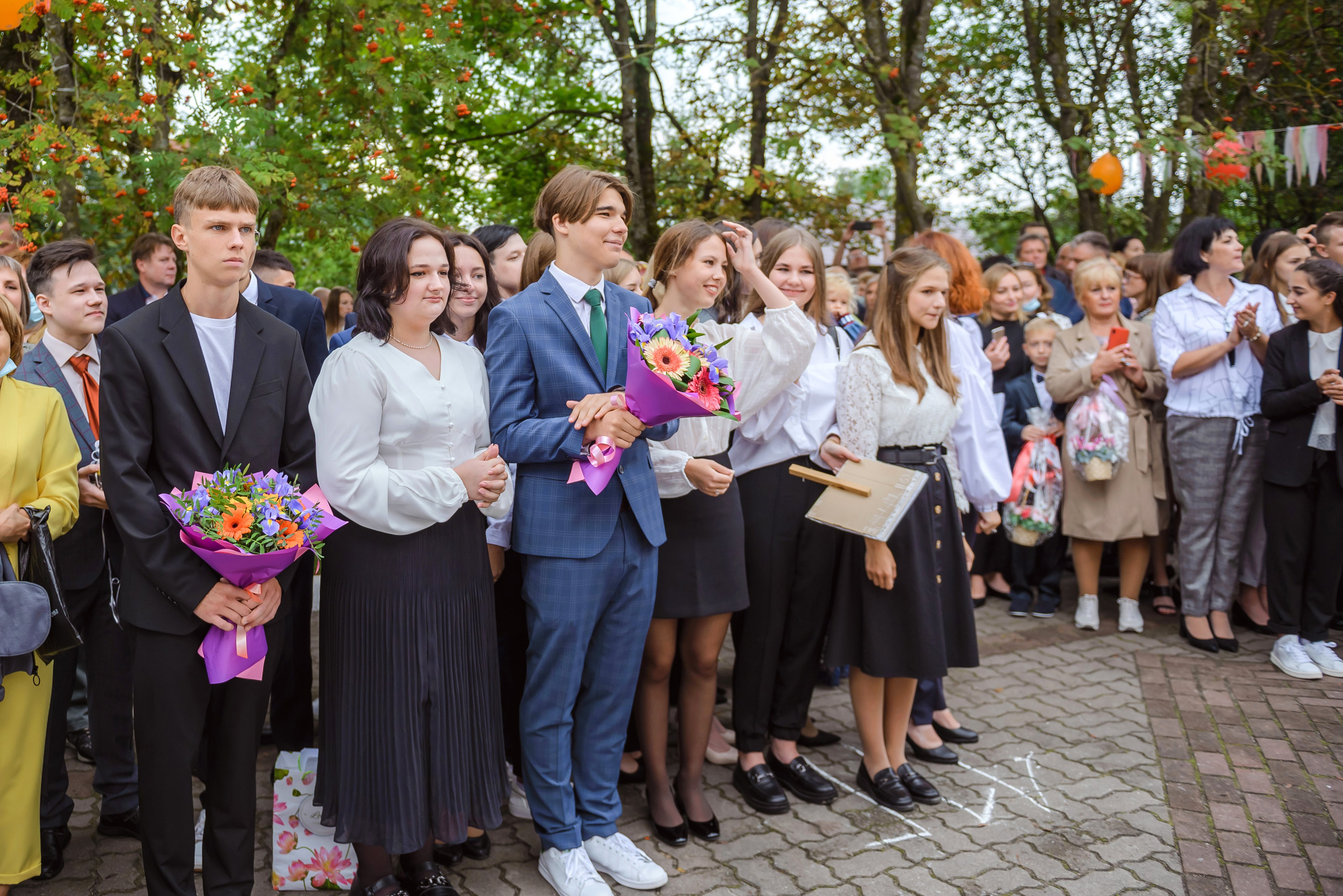 Линейка 11-е классы 2023. Фотограф Галина Лисанова, г. Брянск