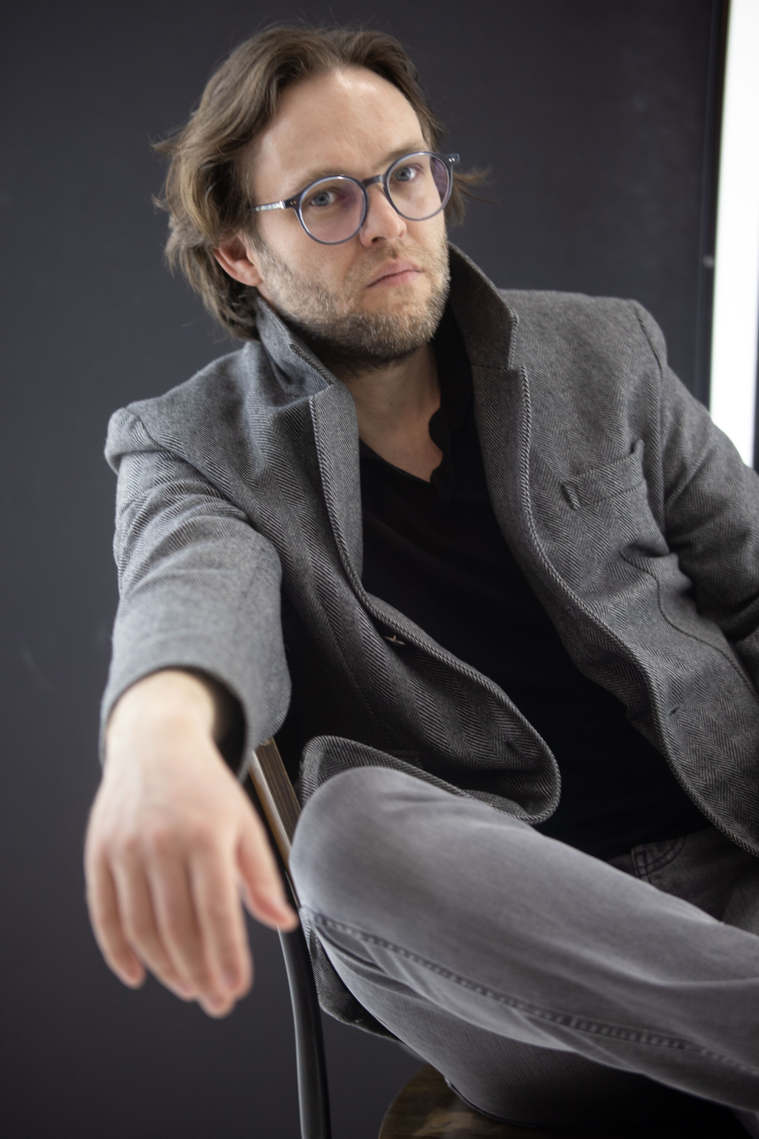 портрет мужчины в вальяжной позе на стуле