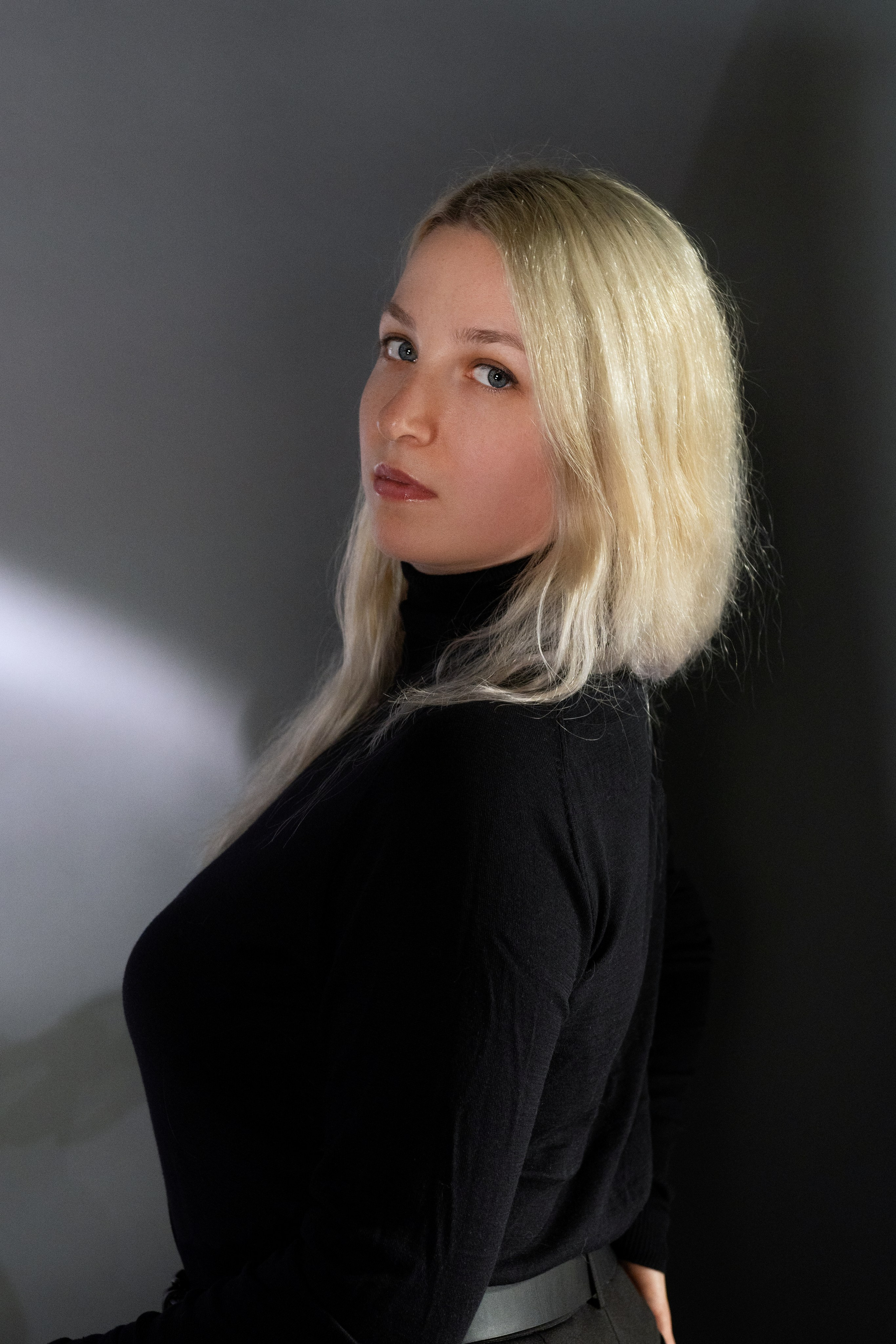 Студийная съёмка девушки в чёрном при сложном свете