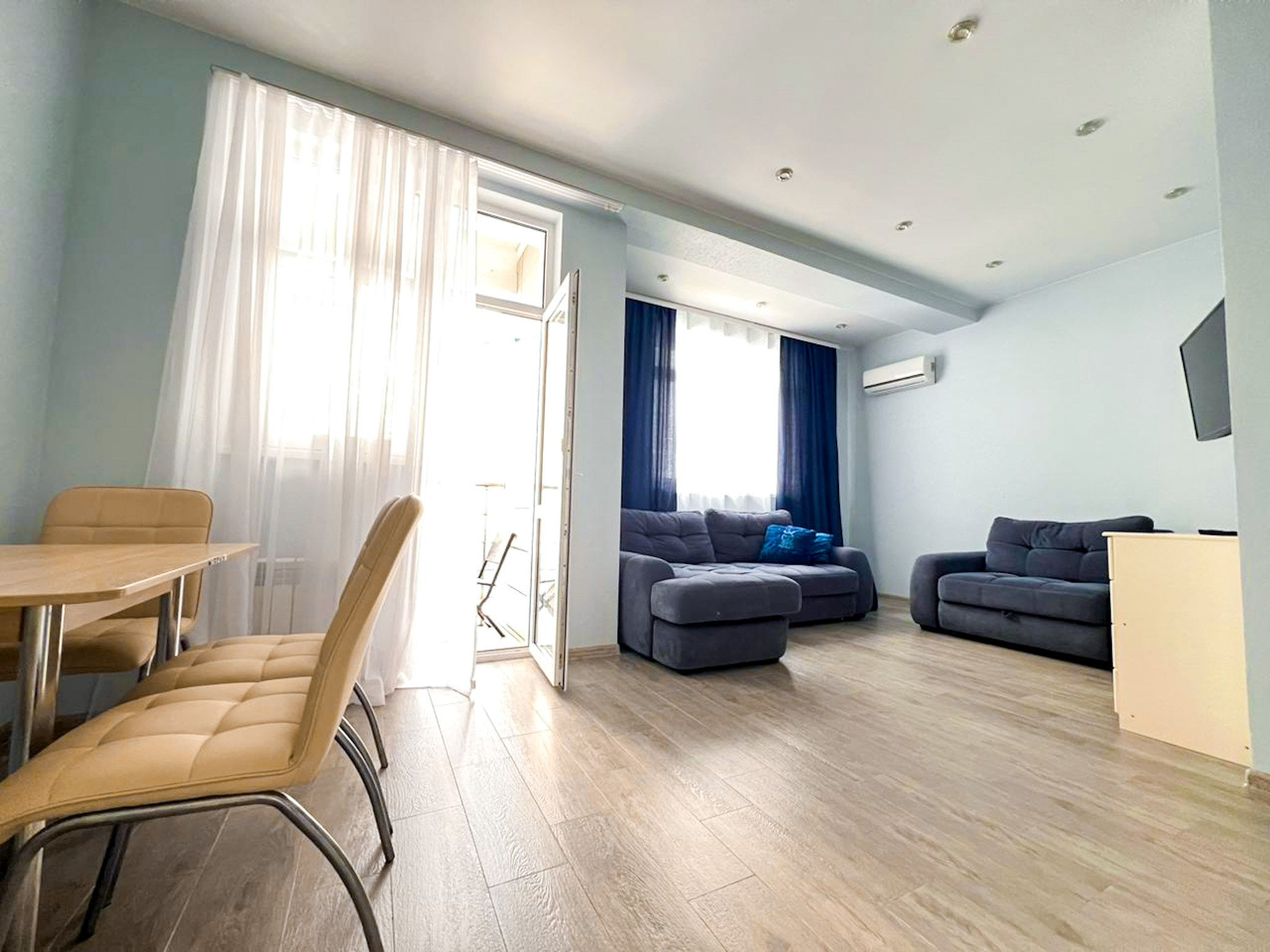 Просторная, уютная квартира с балконом в ж/к Посейдон, в 100 м от моря. Квартиры посуточно, длительно в Сочи, LARA APART GROUP