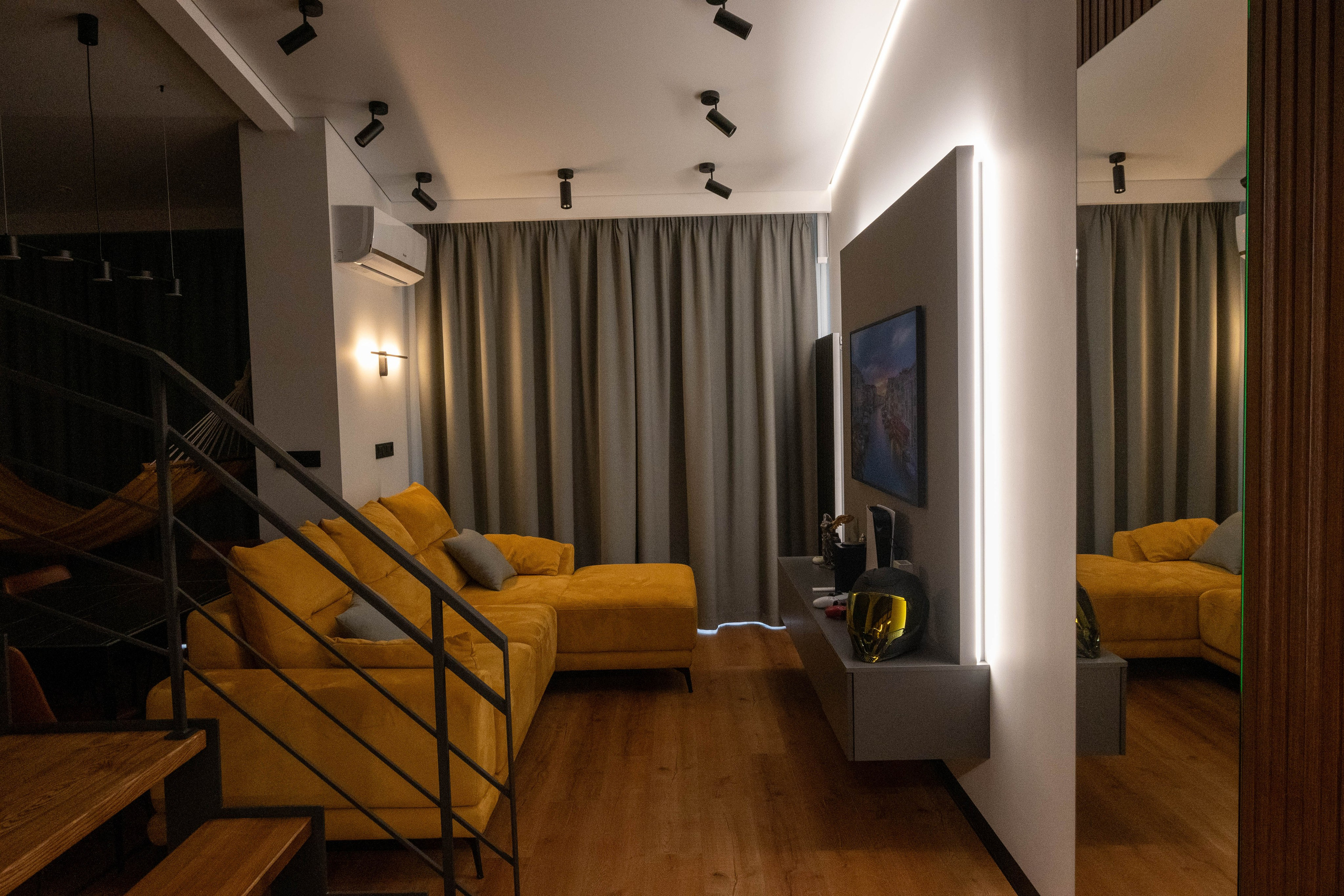 The apartment is on two levels. Fotograf Dmitrii Donets