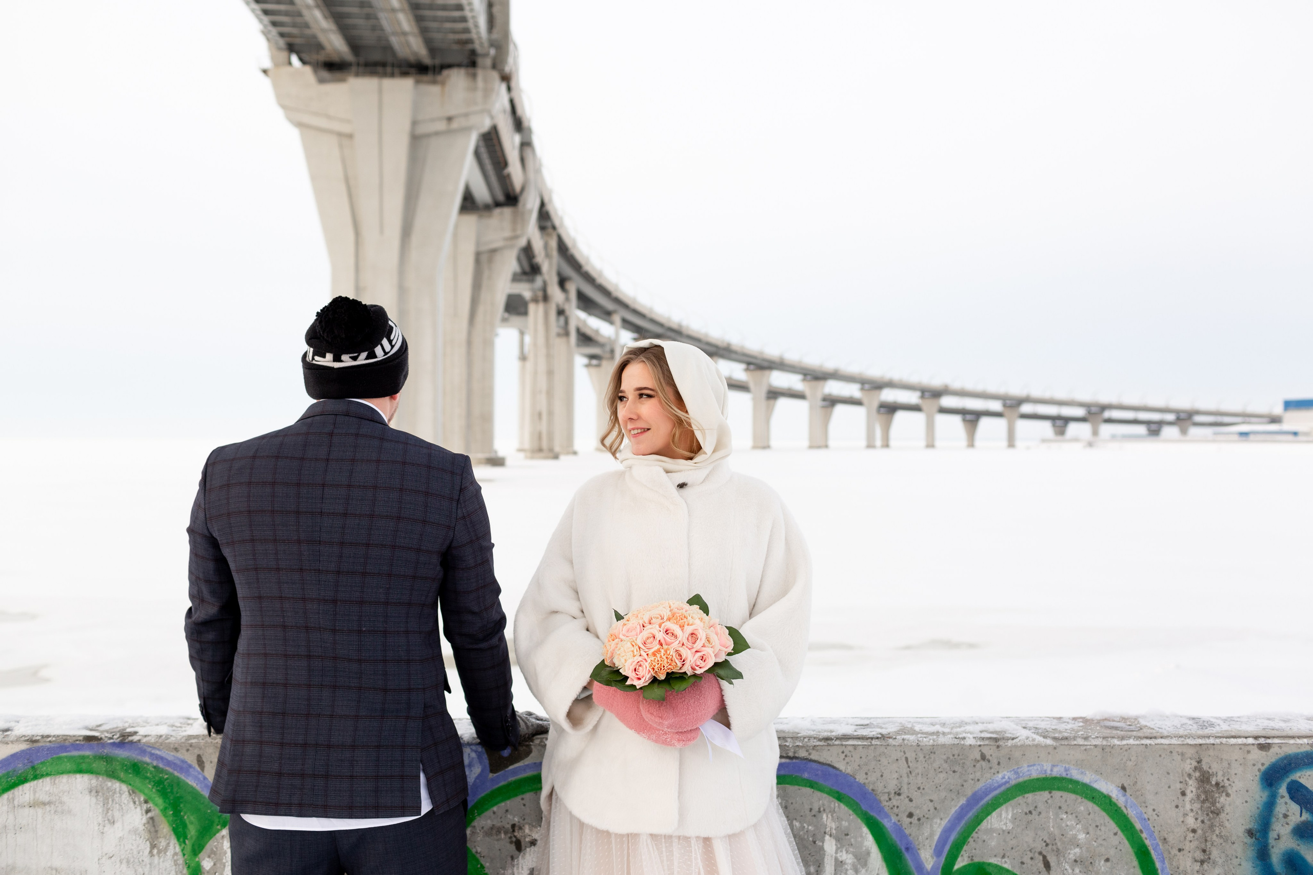 Зимняя свадьба в городе, фотопрогулка в снежных локациях